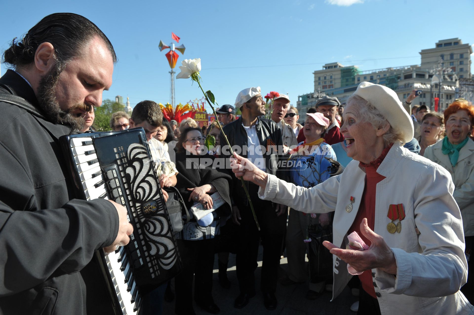 Празднование Дня Победы на театральной площади, Москва, 9 мая 2011 года