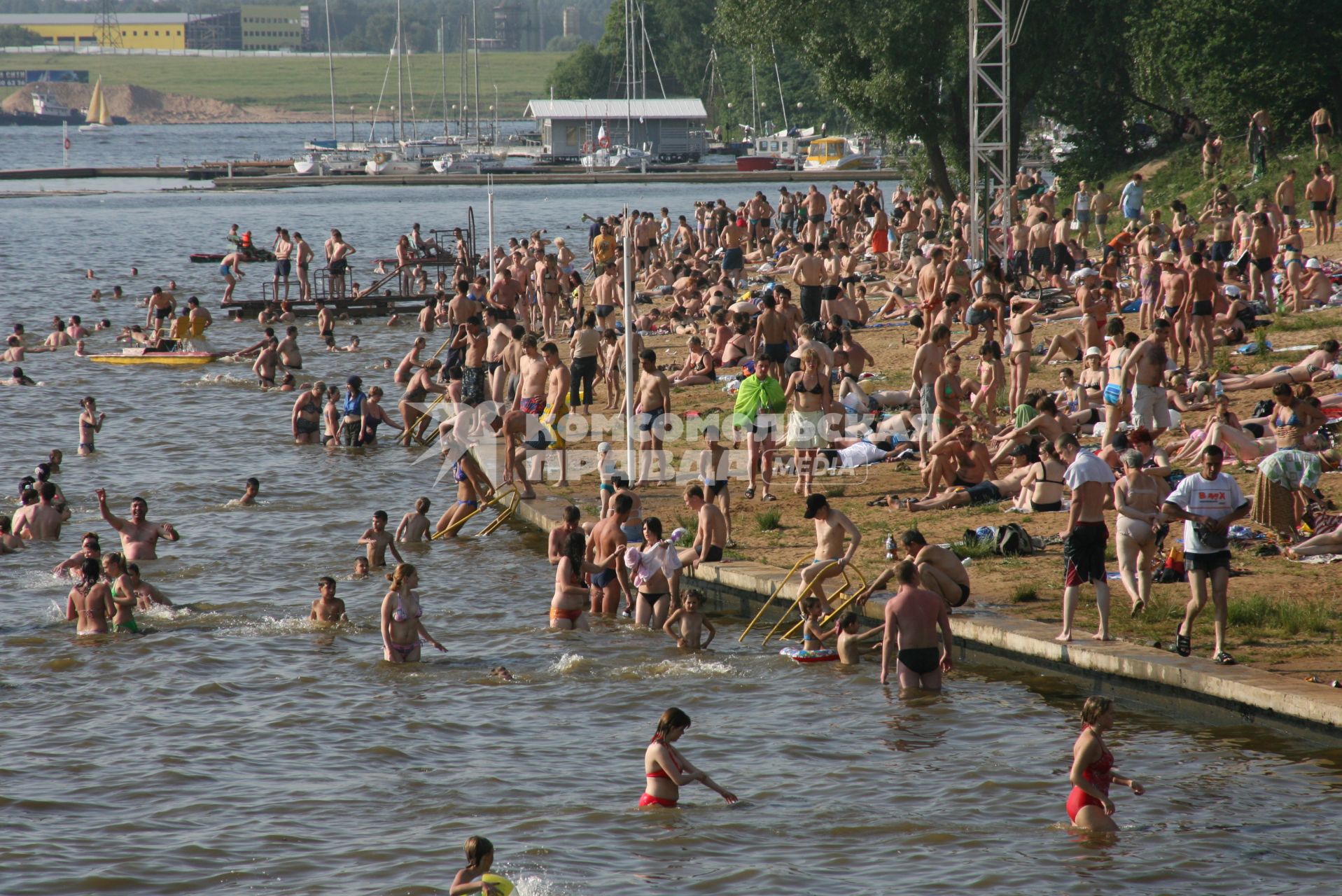 Лето. Купание. Городской пляж.