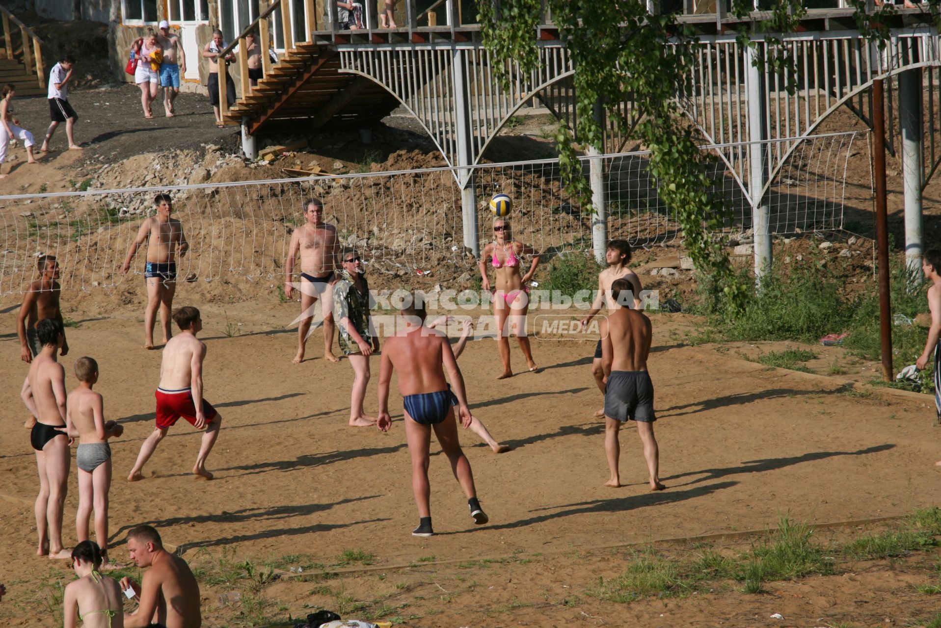 Лето. Городской пляж. Волейбол.