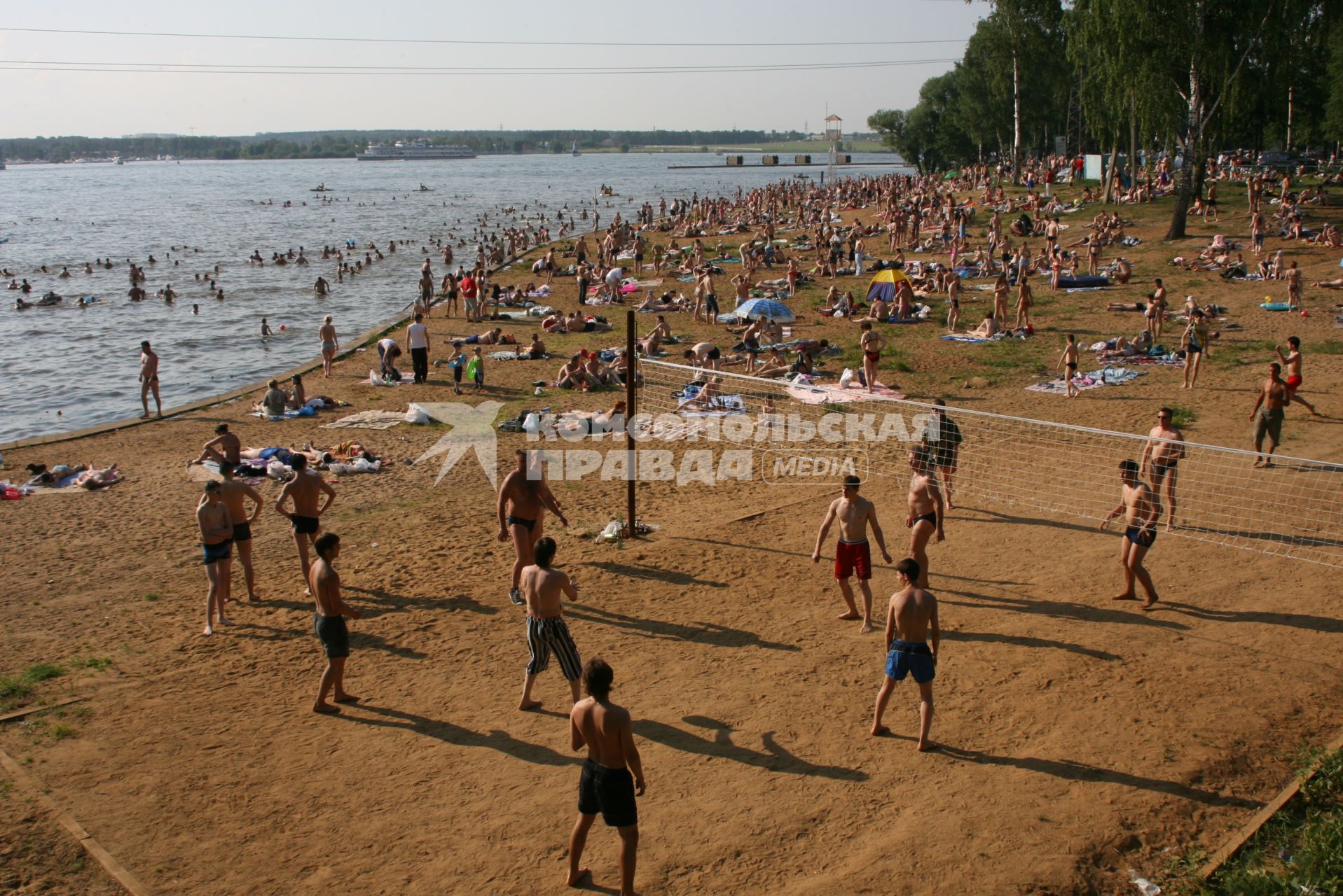 Лето. Городской пляж. Волейбол.