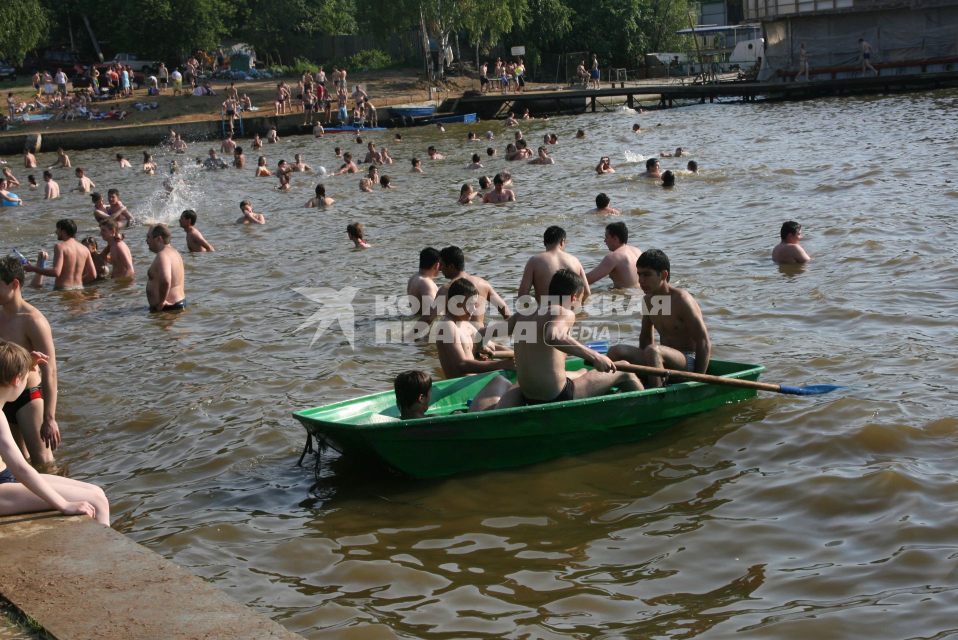 Лето. Купание. Ребята в лодке.