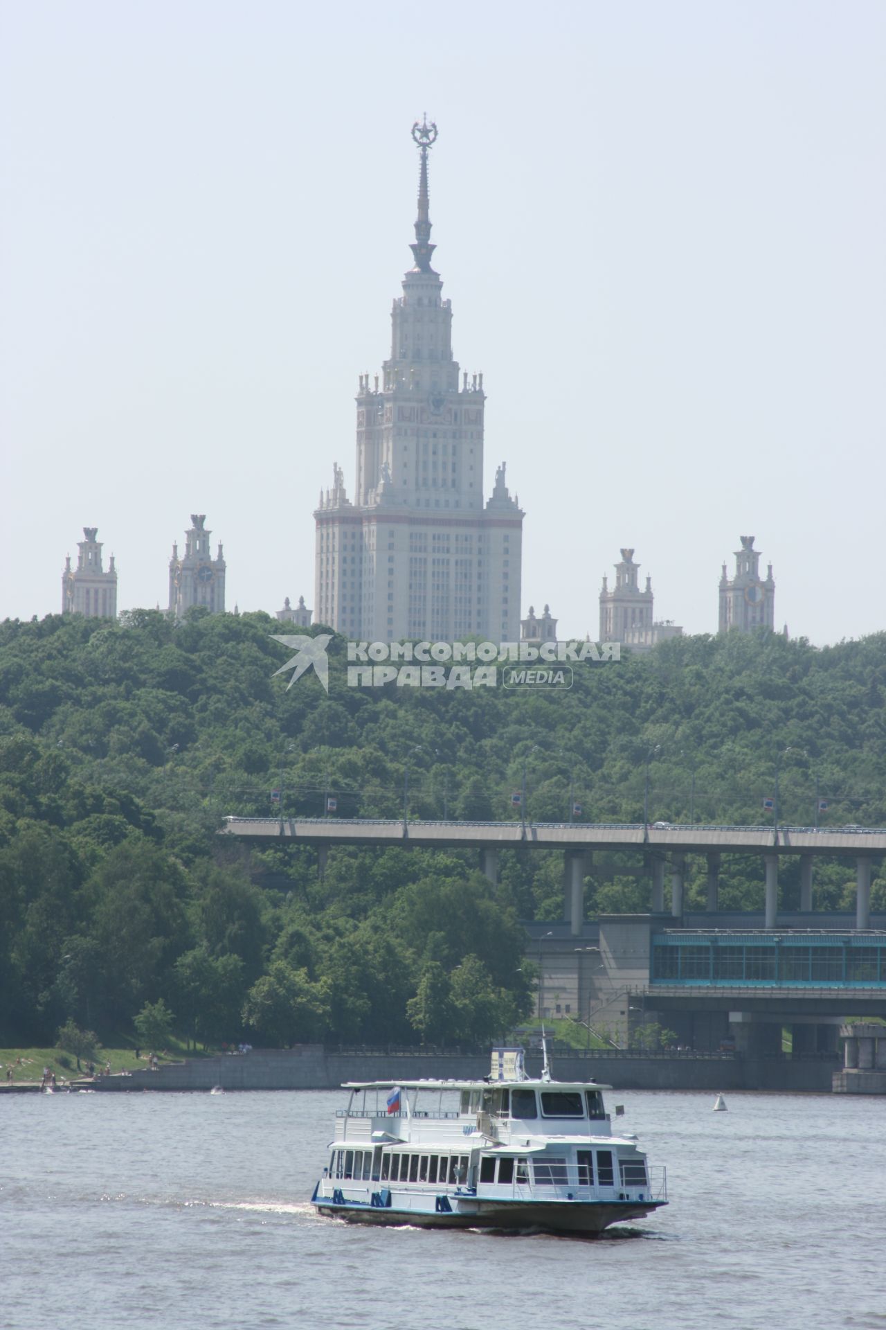 Река Москва. Вид на здание МГУ. Речной трамвай.