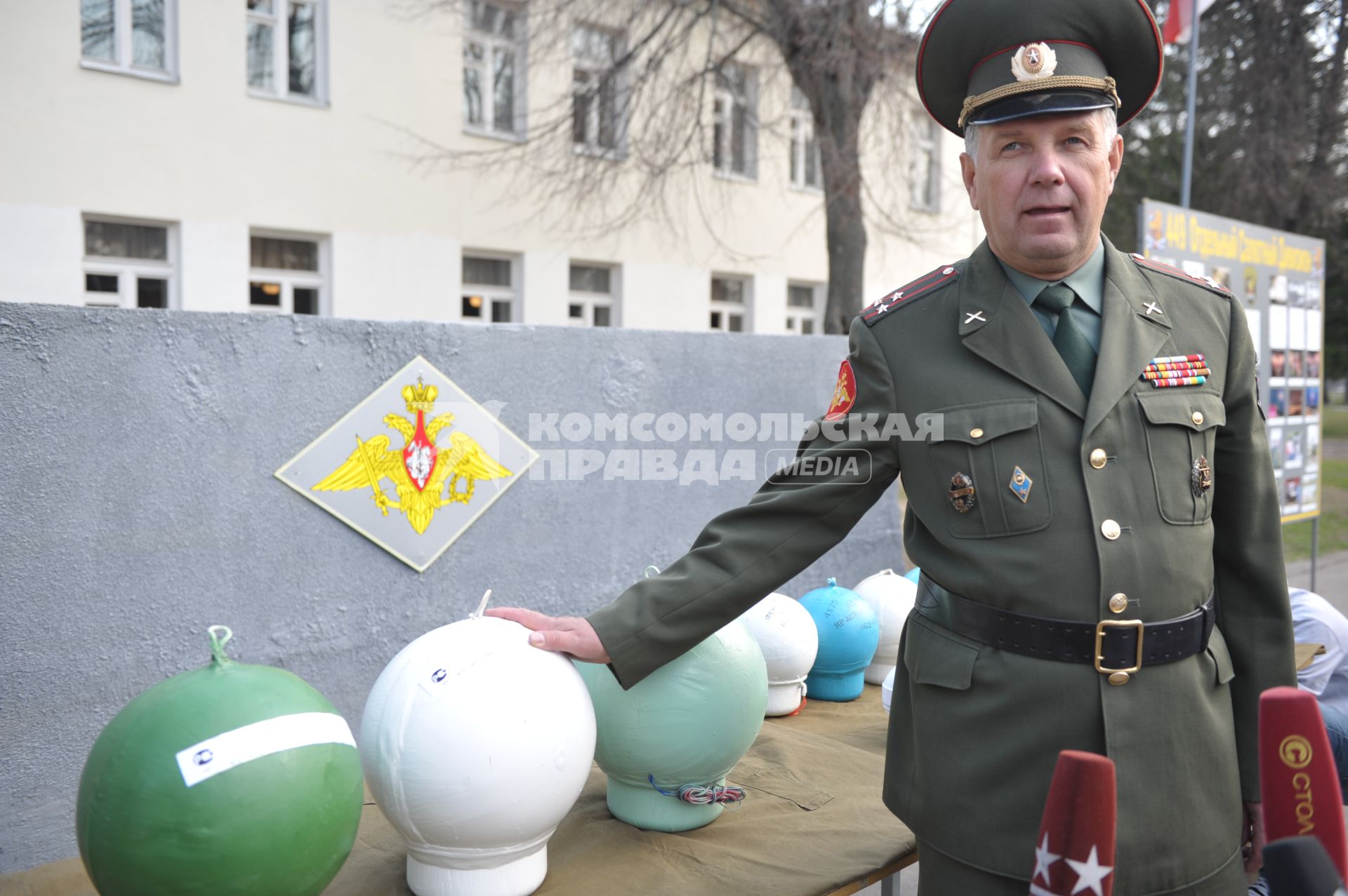 Командир салютного дивизиона полковник Вячеслав Парадников показывает как запускается салют, Москва, 28 апреля 2011 года