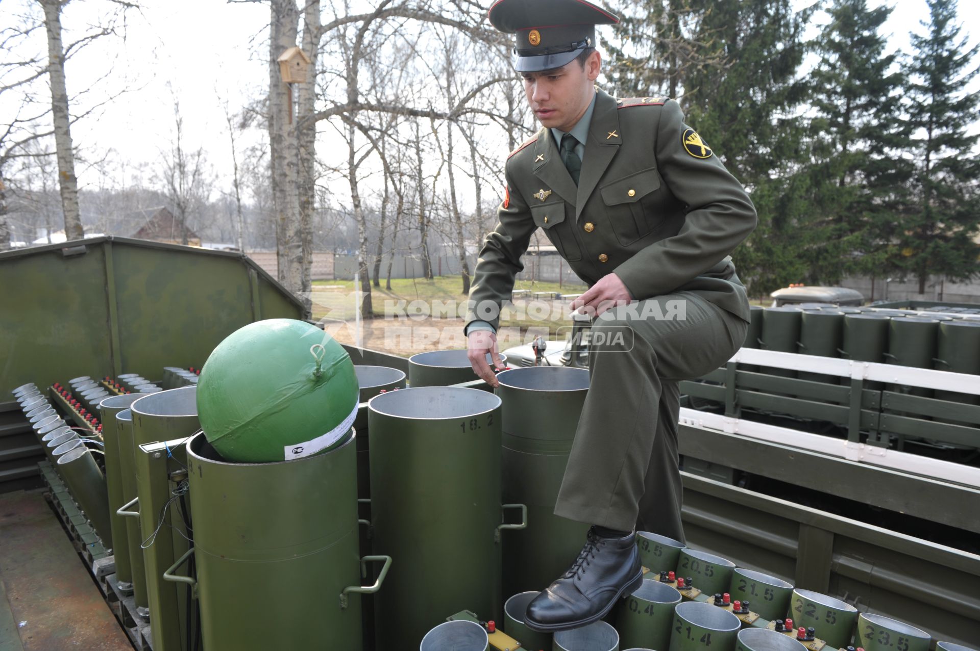 Военные машины для запуска салюта, Москва, 28 апреля 2011 года