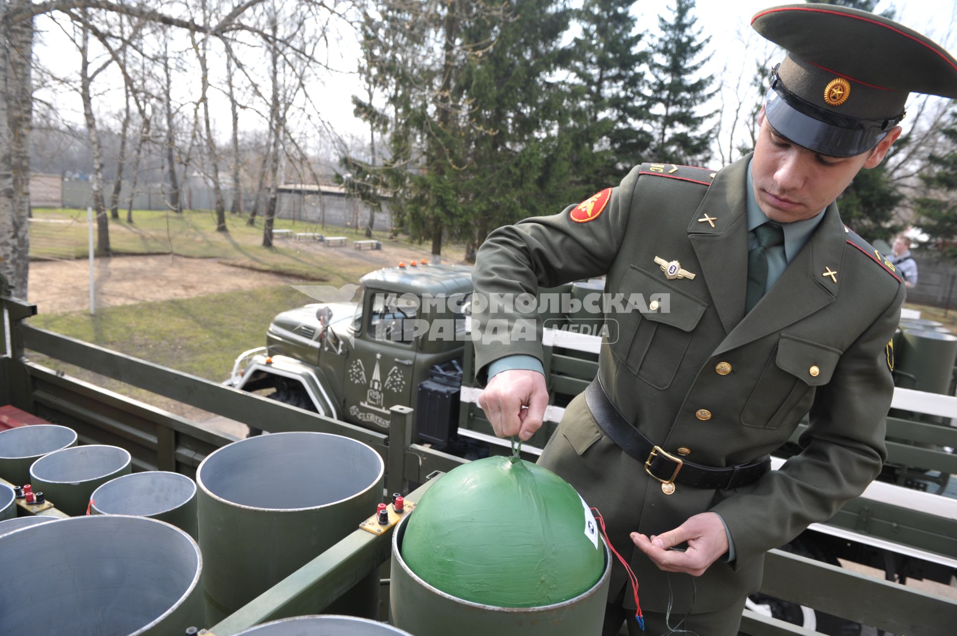 Военные машины для запуска салюта, Москва, 28 апреля 2011 года