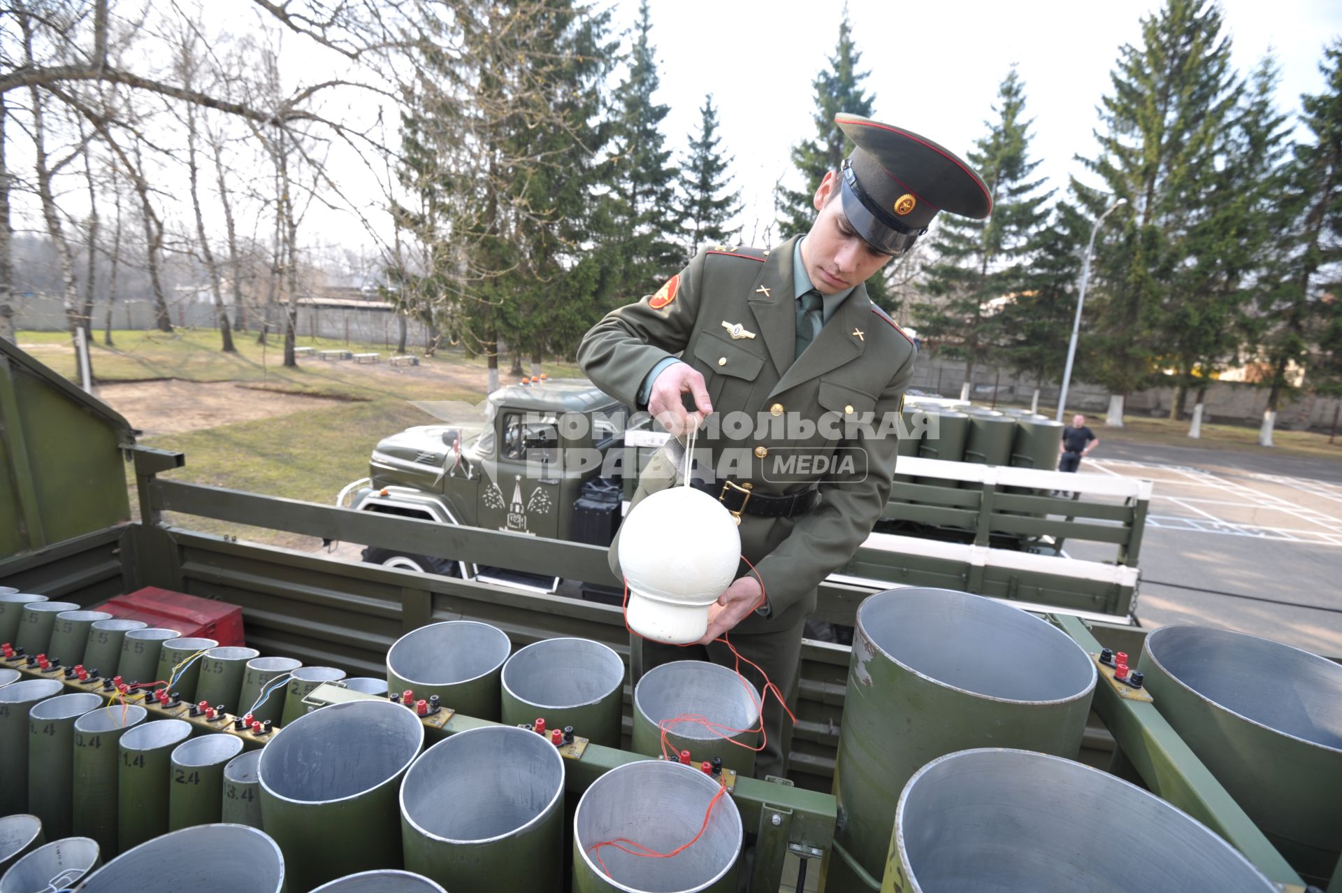 Военные машины для запуска салюта, Москва, 28 апреля 2011 года