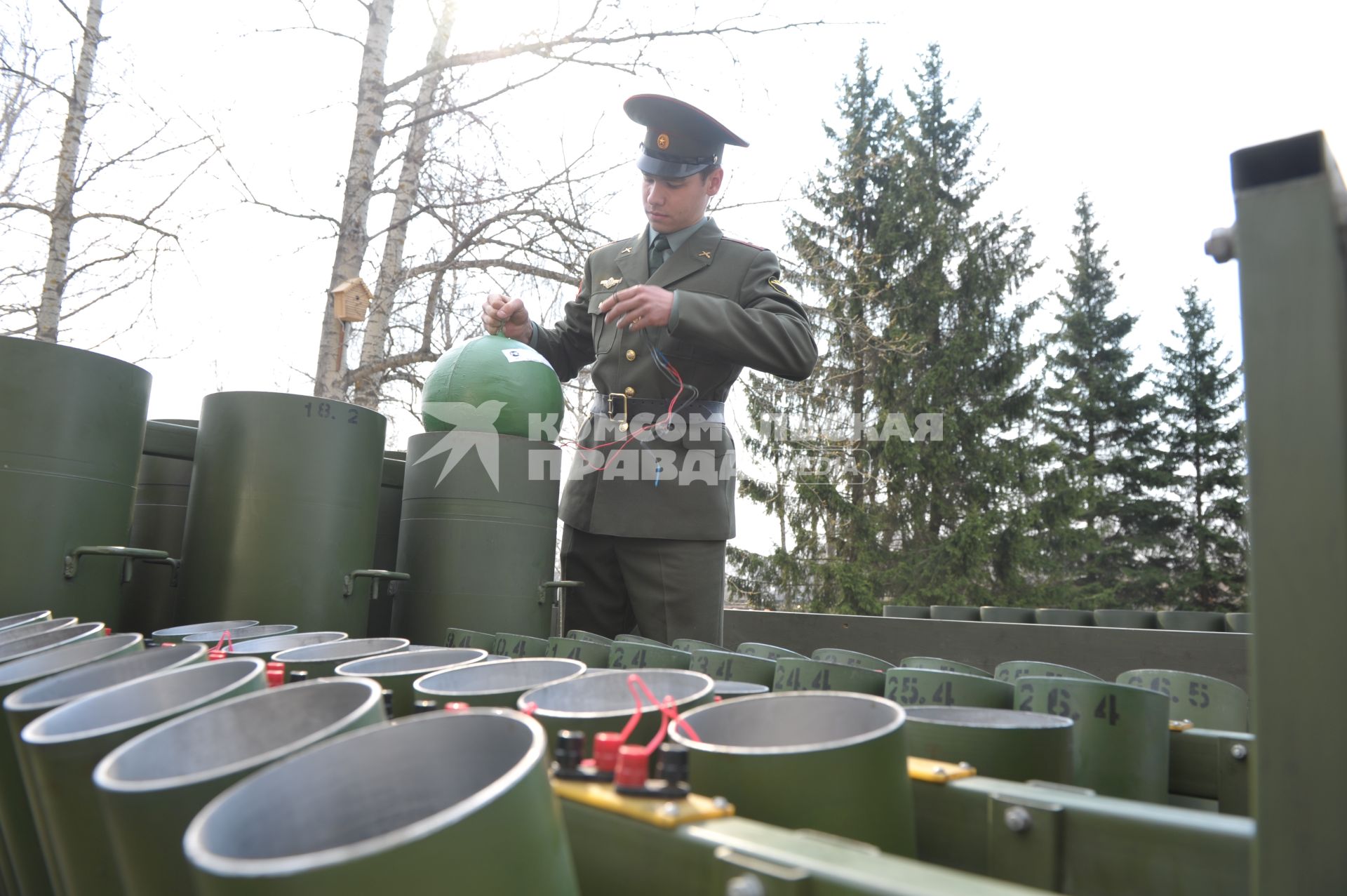 Военные машины для запуска салюта, Москва, 28 апреля 2011 года