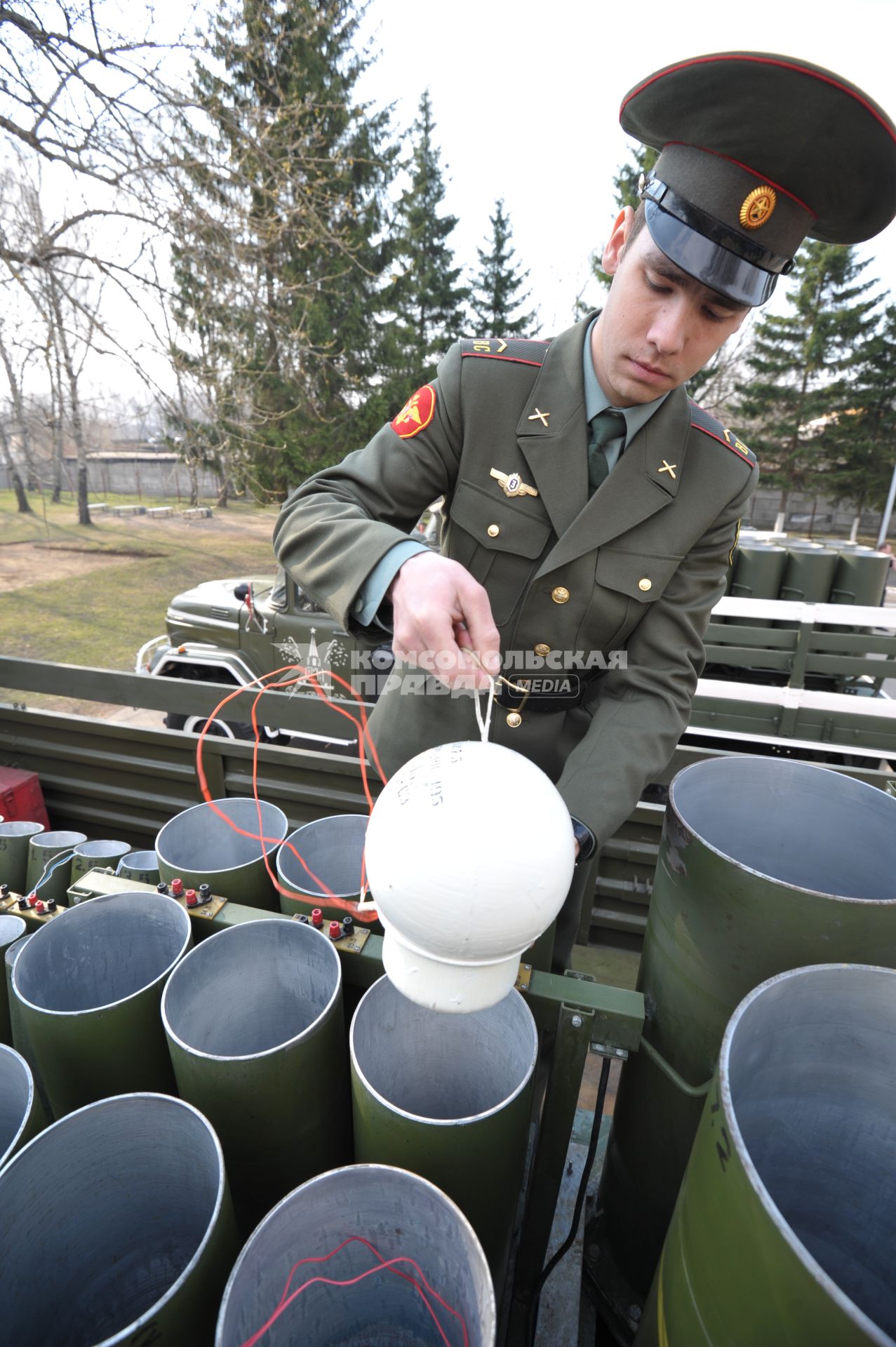 Военные машины для запуска салюта, Москва, 28 апреля 2011 года