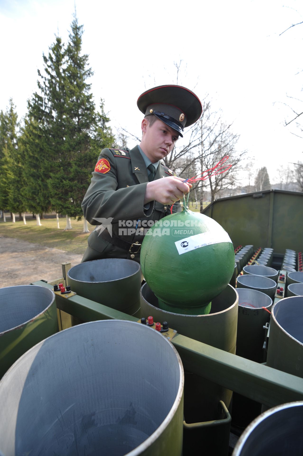 Военные машины для запуска салюта, Москва, 28 апреля 2011 года