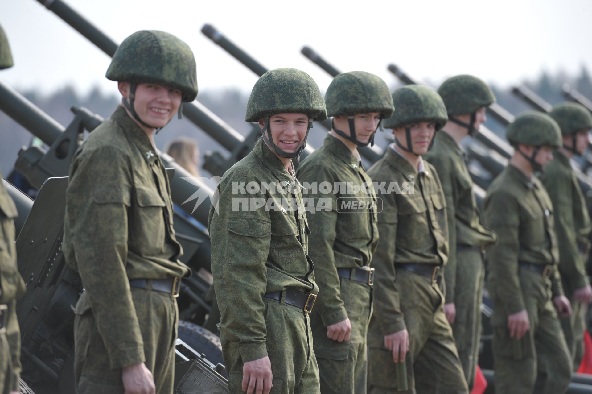 Солдаты салютного дивизиона запускают салют, Москва, 28 апреля 2011 года