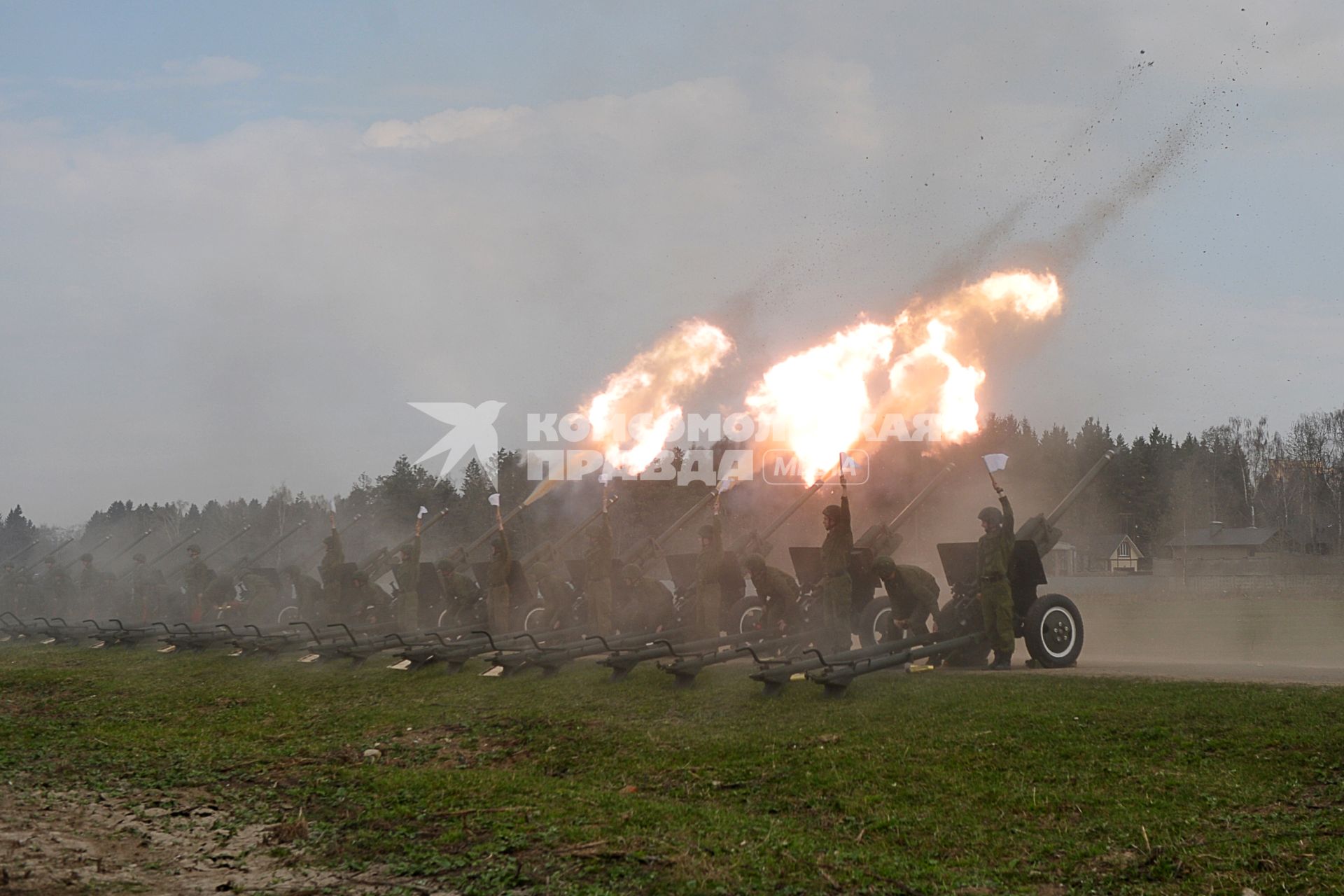 Военные машины для запуска салюта, Москва, 28 апреля 2011 года