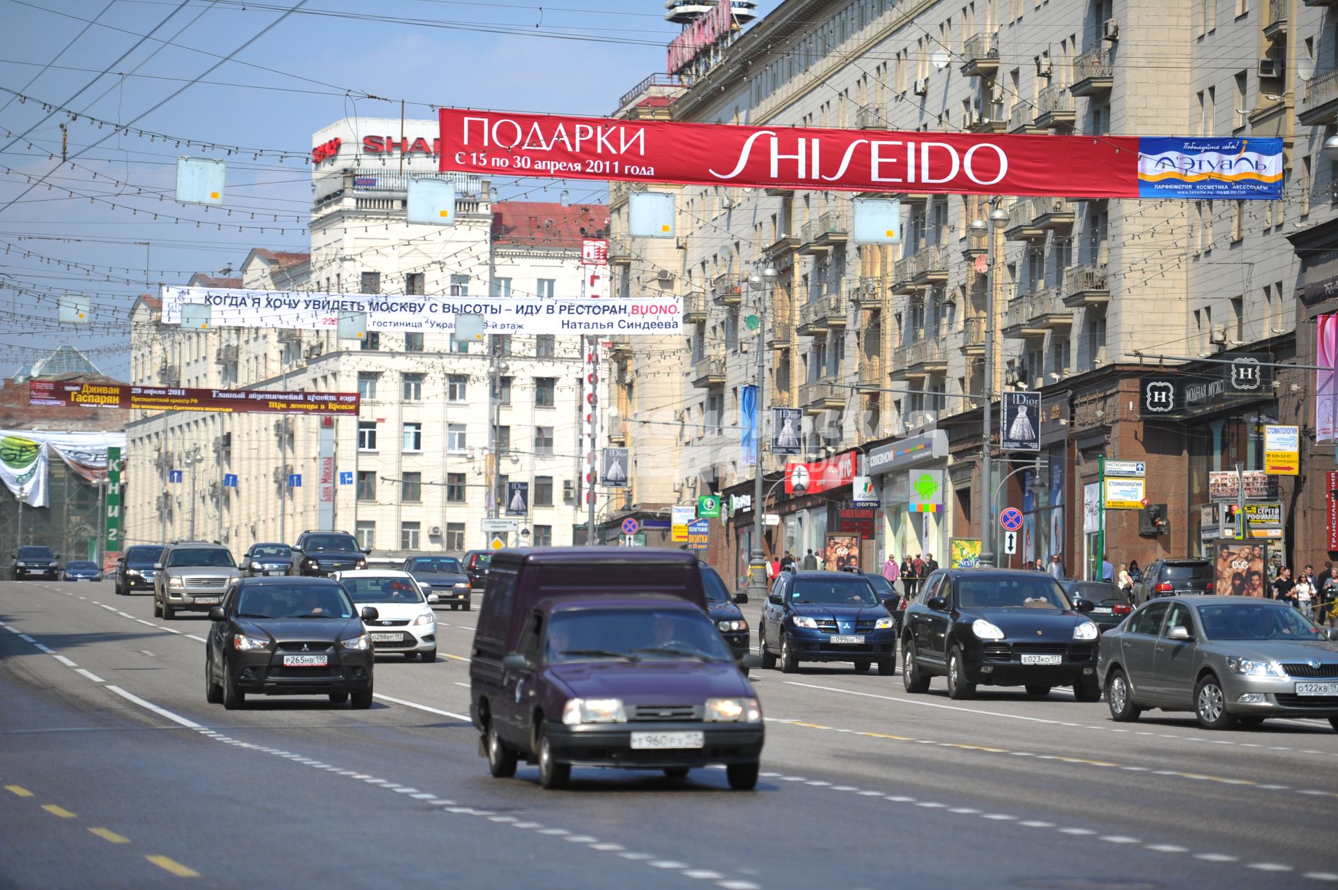 28 апреля 2011 года. Москва.  Рекламные растяжки.