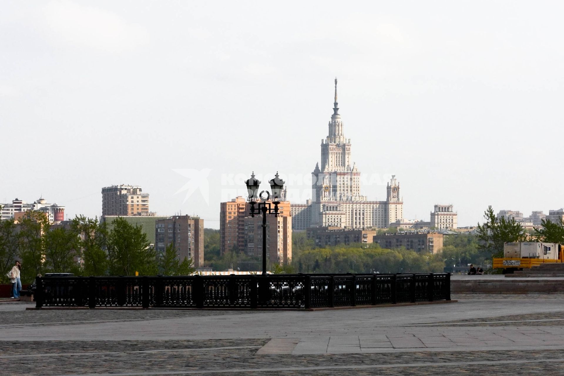 09 мая 2011г. Москва. Вид с Поклонной горы на МГУ. Поклонная гора.