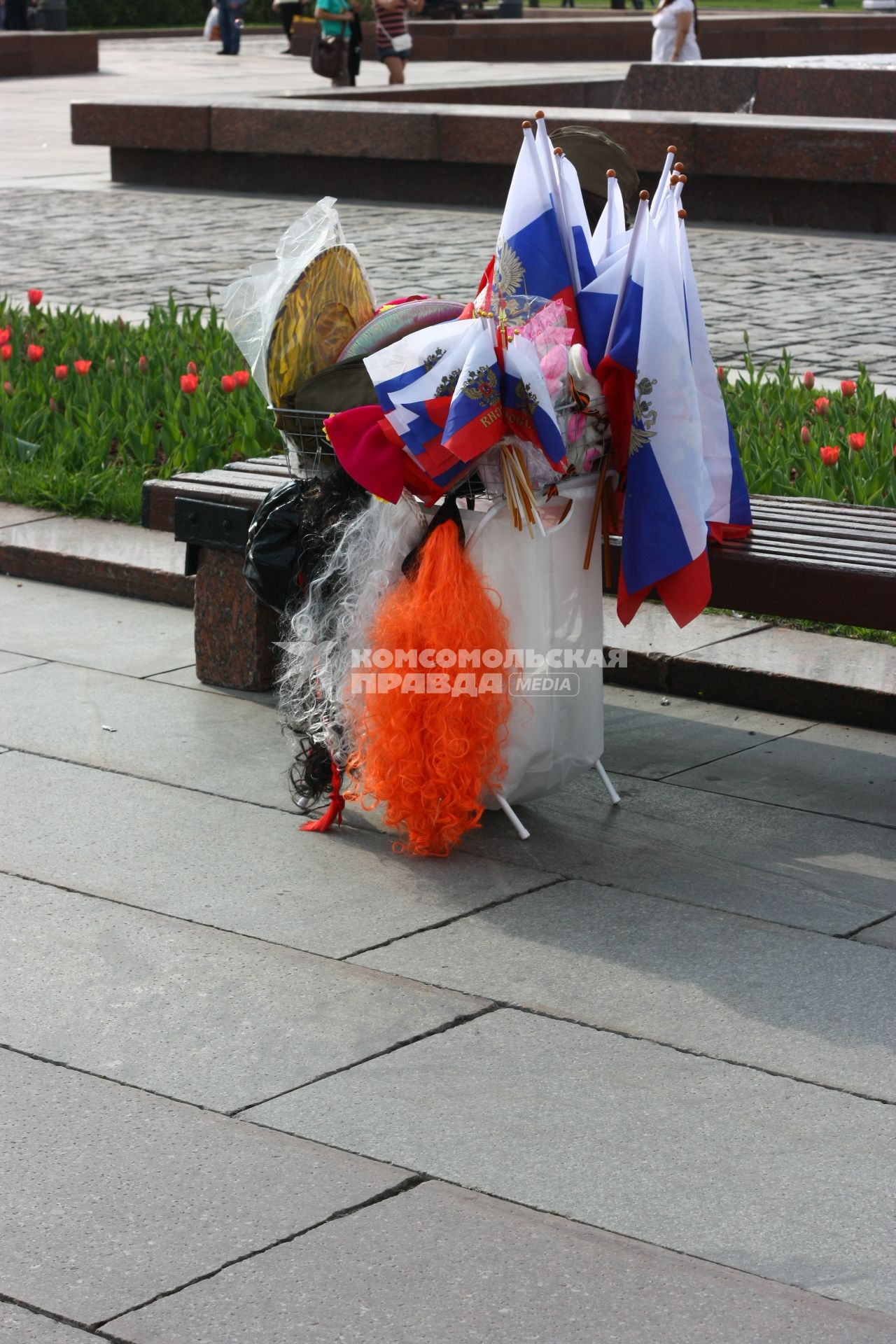 09 мая 2011г. Москва. Поклонная гора. Праздник. Торговля  флагами, солдатскими пилотками.