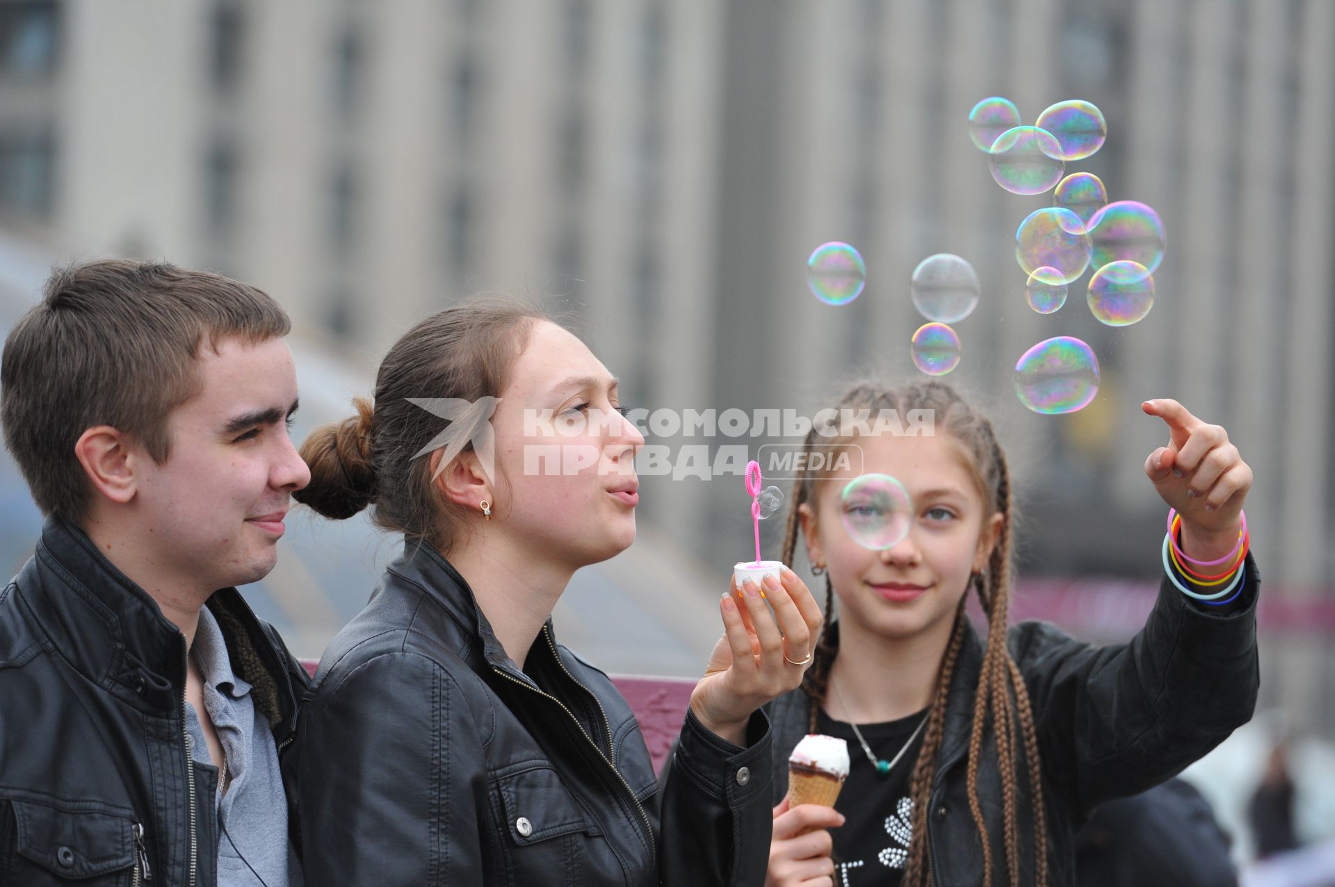 05 мая 2011г. Москва. Молодежь, пускание мульных пузырей, развлечение.