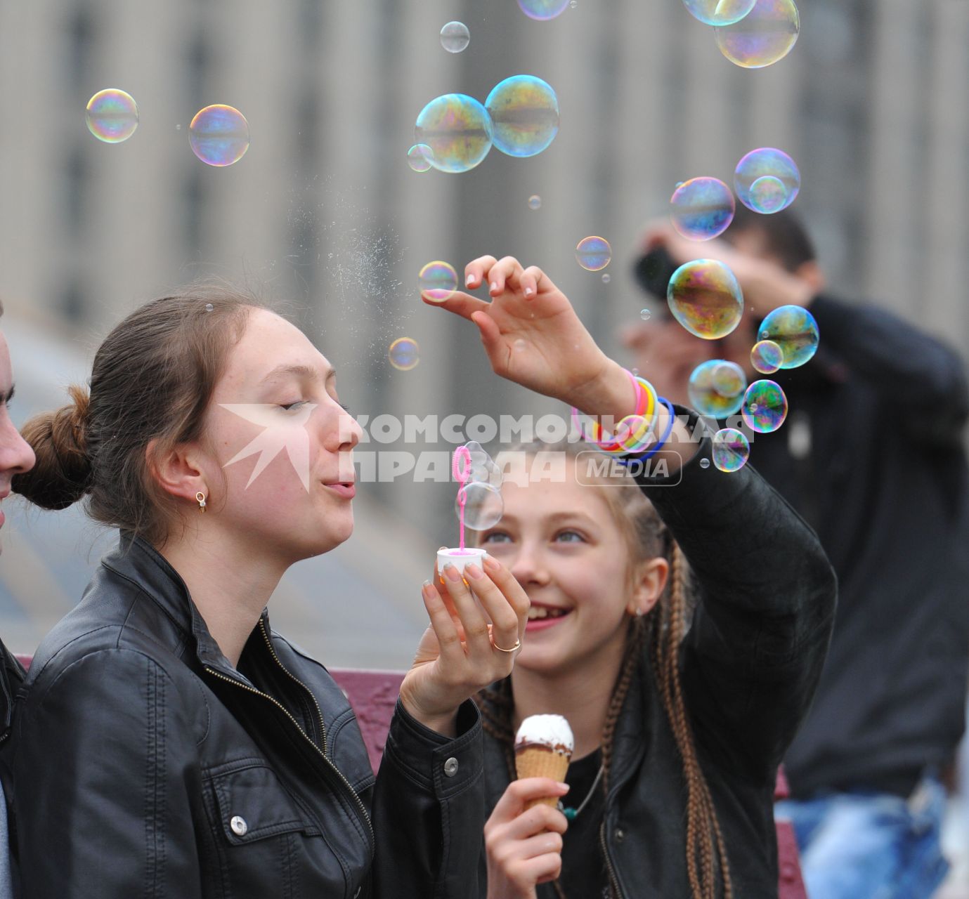 05 мая 2011г. Москва. Молодежь, пускание мульных пузырей, развлечение.