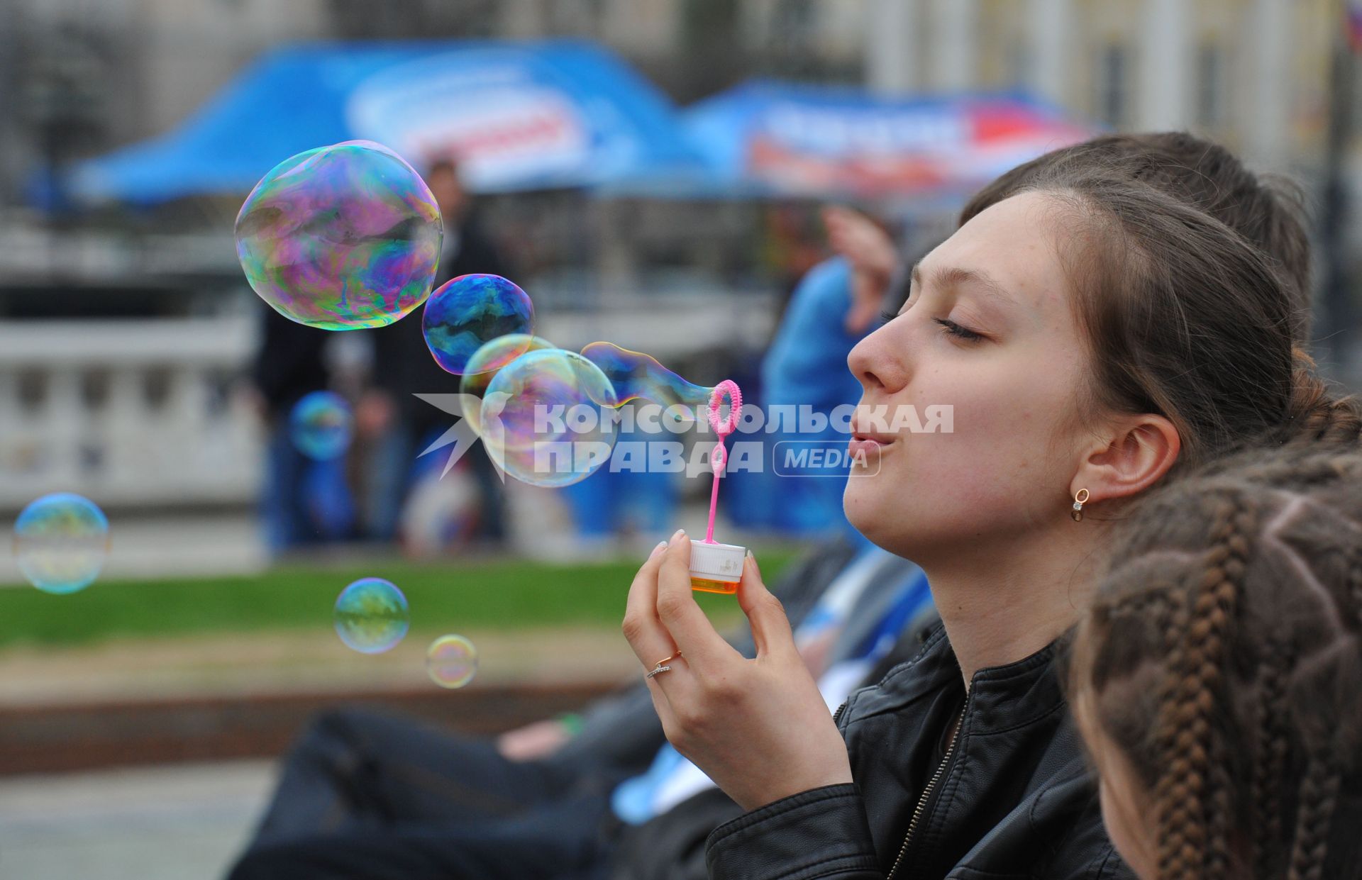 05 мая 2011г. Москва. Молодежь, пускание мульных пузырей, развлечение.