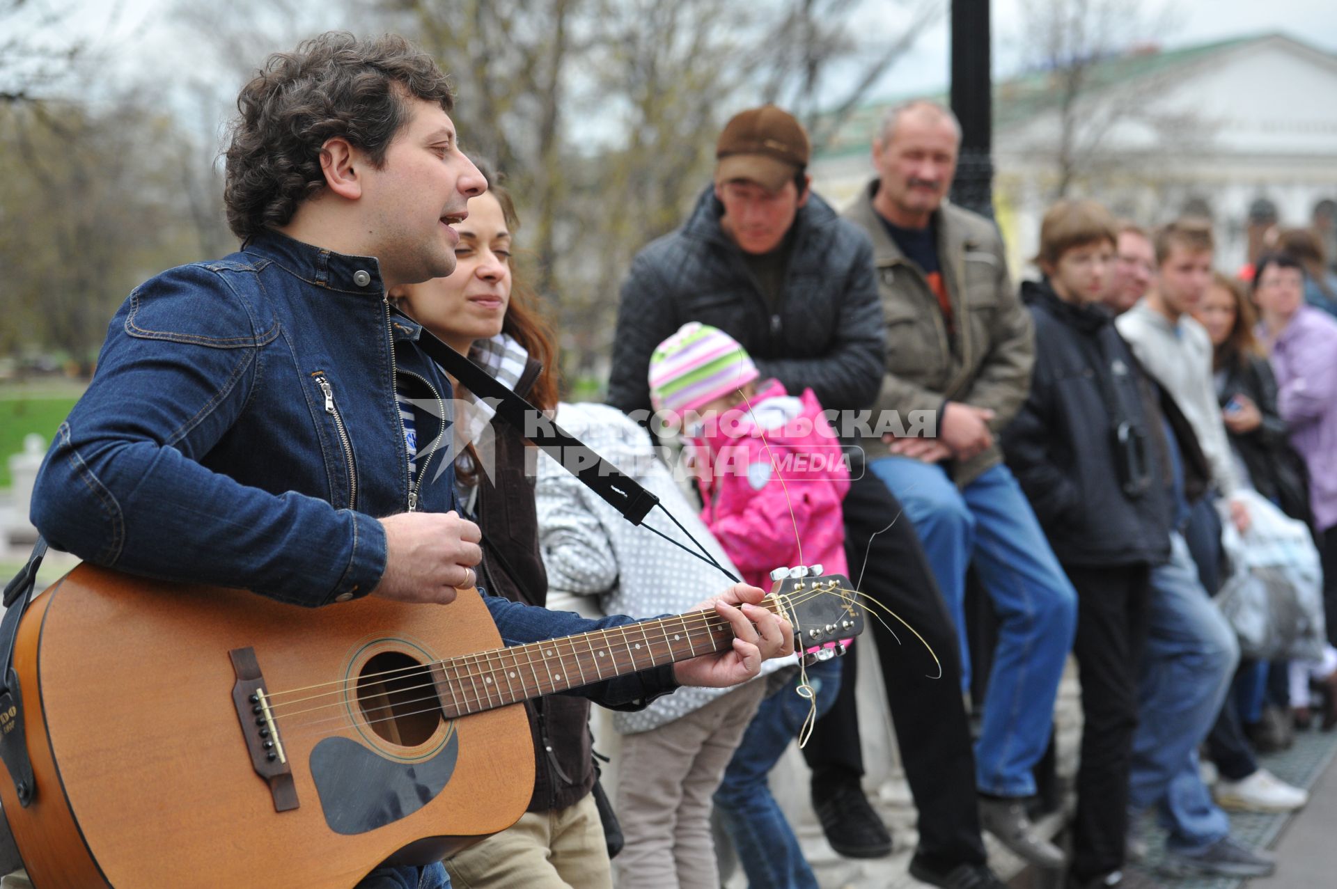 02 мая 2011г. Москва. Манежная площадь. Мужчина играет на гитаре.