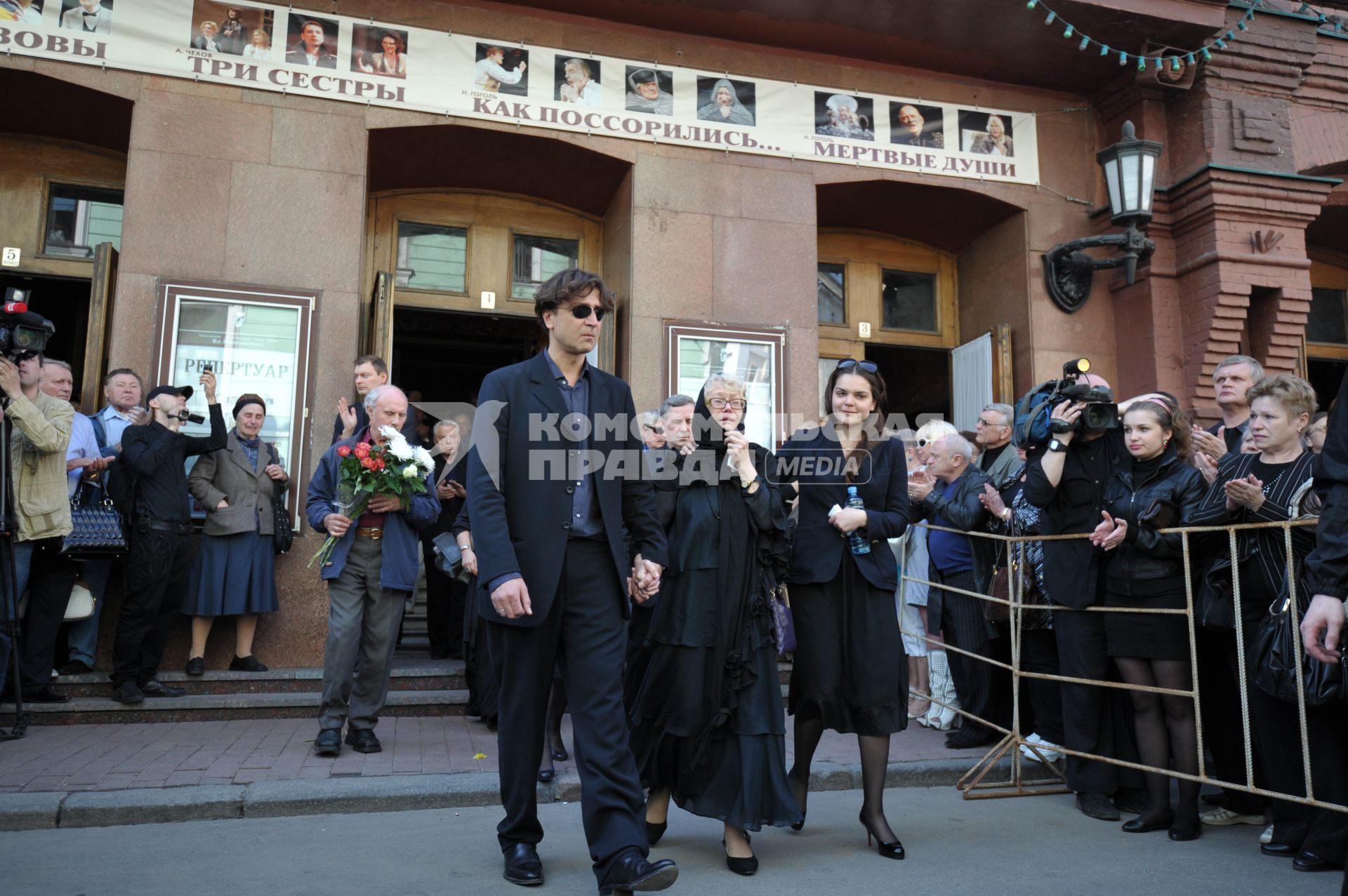 05 мая 2011г. Храм Воскресения Словущего на Успенском Вражке. Похороны актера Александра Лазарева-старшего. На снимке: Актер Александр Лазарев-младший, вдова актера Александра Лазарева-старшего актриса Светлана Немоляева и её внучка Полина (слева направо