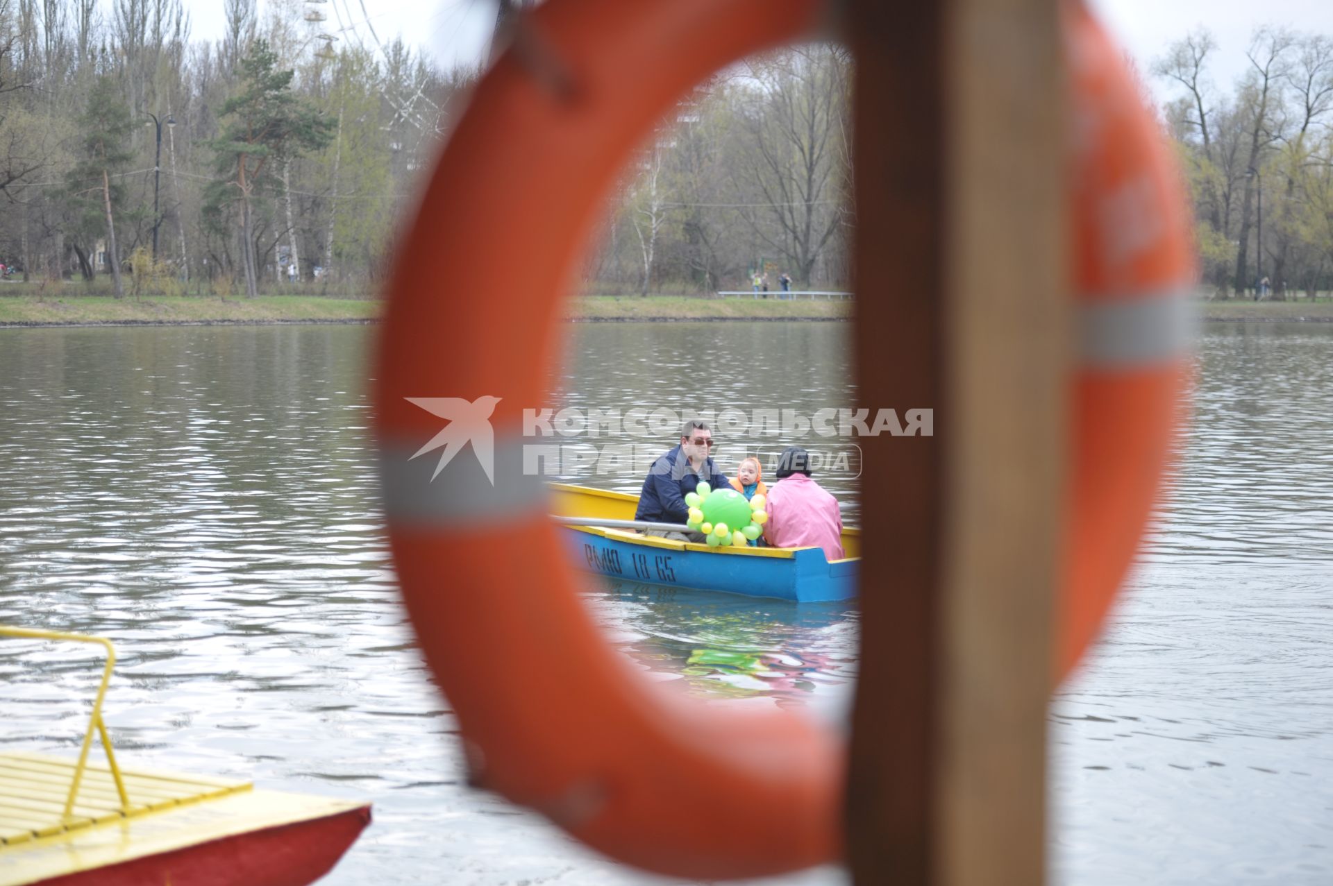 Отдых в парке Измайлово, Москва, 5 мая 2011г. Катание на лодке, спасательный круг.