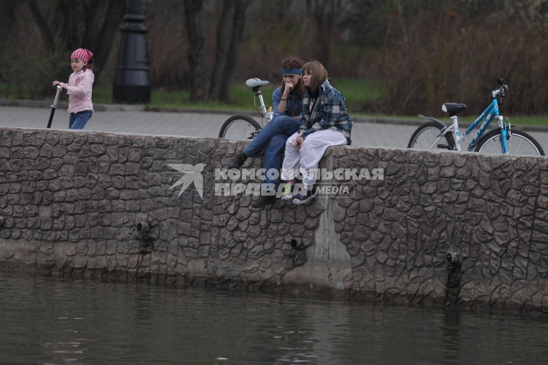 Отдых в парке Измайлово, Москва, 5 мая 2011 г. Молодежь, прогулка.