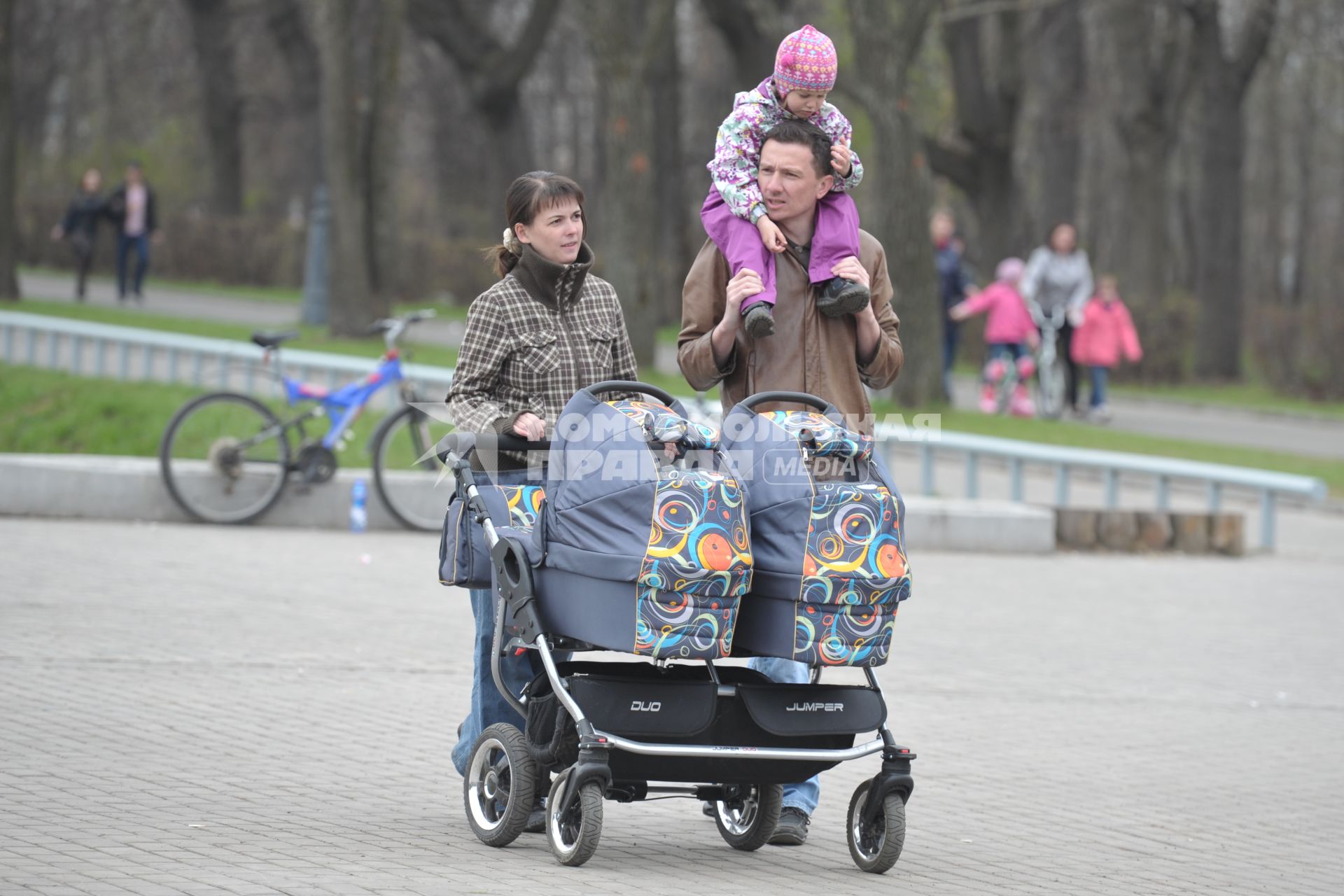 Отдых в парке Измайлово, Москва, 5 мая 2011 г. Дети и их родители. Детская коляска для двойняшек, детская коляска для двойняшек и близнецов.