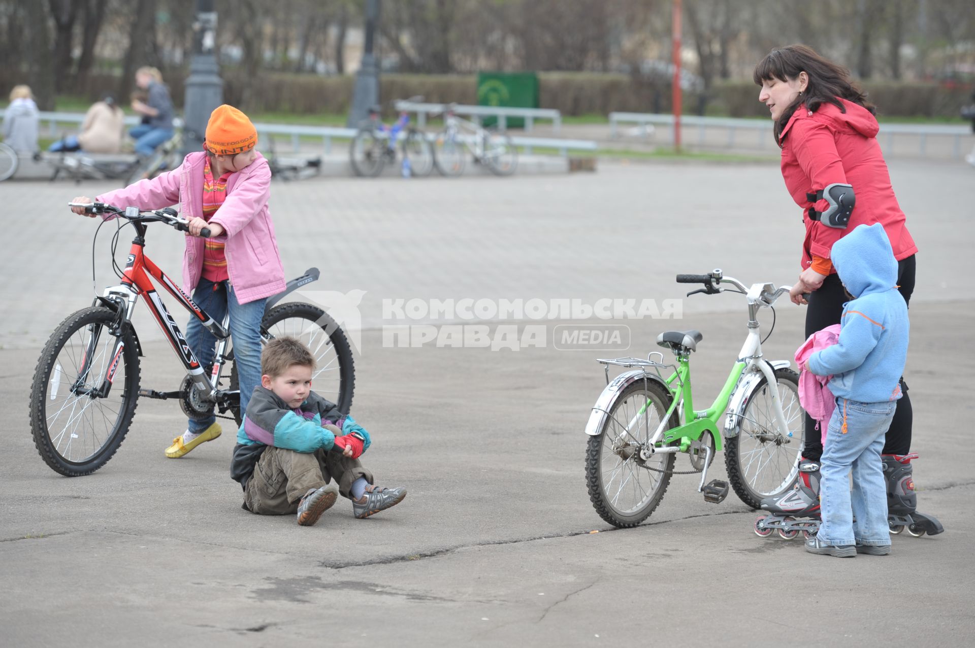 Отдых в парке Измайлово, Москва, 5 мая 2011 г. Дети на велосипедах.