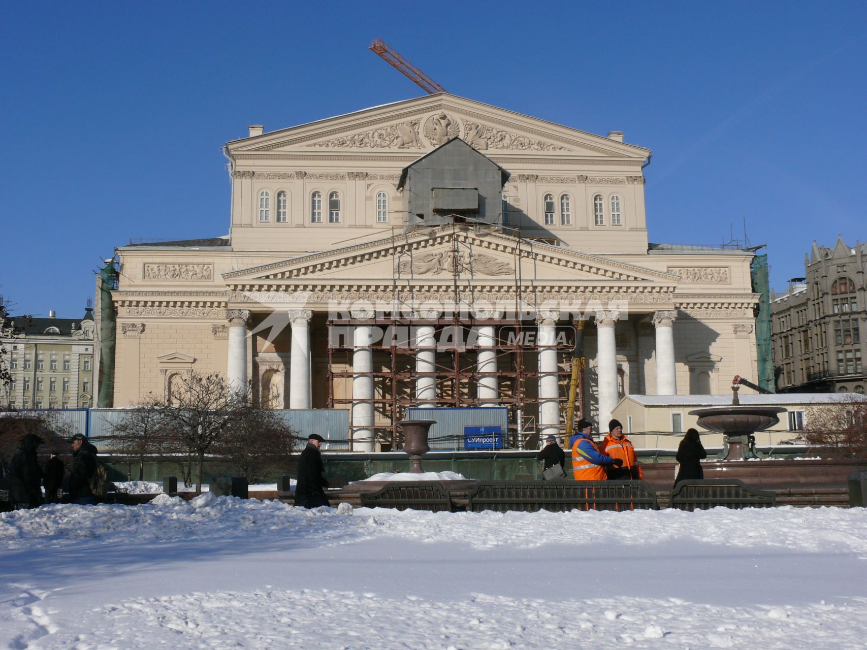 Большой Театр на реконструкции. Государственный академический Большой Театр России (ГАБТ), Государственный академический театр оперы и балета России, или просто Большой Театр - один из крупнейших в России и один из самых значительных в мире театров оперы и балета. Расположен в центре Москвы, на Театральной площади (17 февраля 2010).