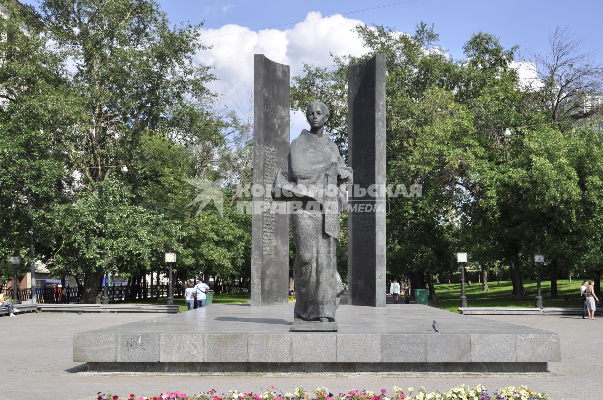 Памятик Н. К. Крупской на Сретенском бульваре в Москве.