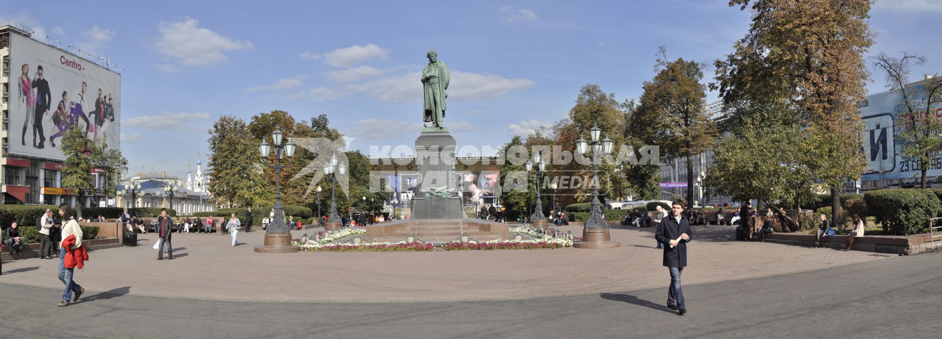 Панорама Пушкинской площади. памятник Пушинку.