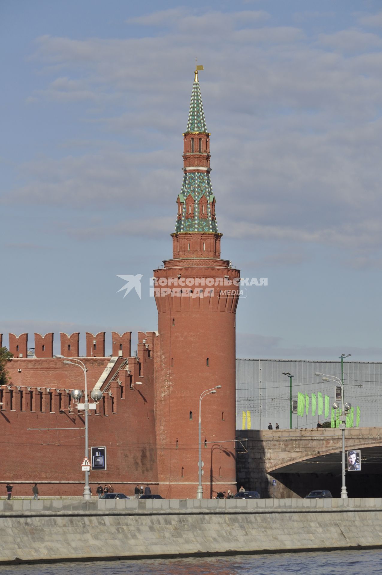 Беклемишевская башня (также известна как Москворецкая) . башня стены Московского Кремля. Расположена в юго-восточном углу кремлёвского треугольника, около Москвы-реки и Москворецкого моста. Название происходит от двора боярина И.Н. Беклемишева, который был расположен внутри Кремля поблизости от башни. После казни Беклемишева Василием III двор вместе с башней использовался как тюрьма для опальных бояр. Расположенная возле соединения Москвы-реки со рвом, башня выполняла важную оборонительную функцию, прикрывая, среди прочего, брод и переправу через Москву-реку.