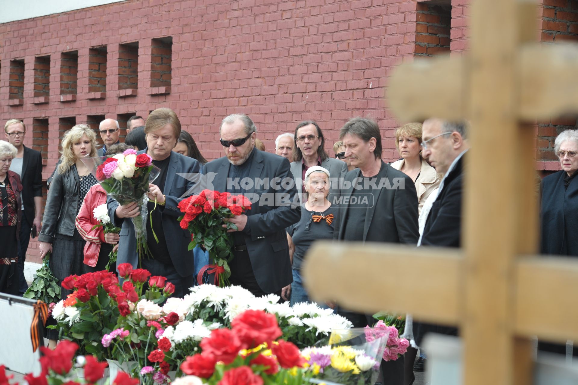 40 дней со дня смерти Людмилы Гурченко на Новодевичьем кладбище, Москва, 8 мая 2011 года