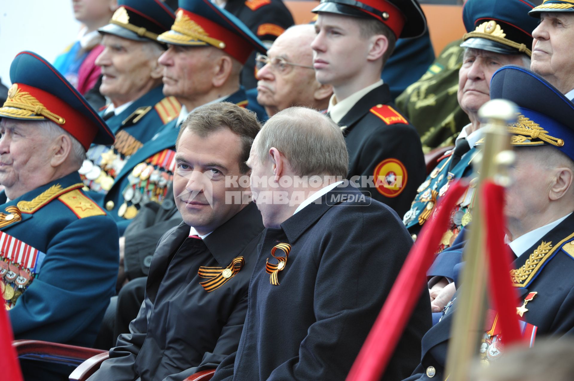 09 мая 2011г. Москва. Красная площадь. Парад, посвященный 66-й годовщине Победы в Великой Отечественной войне. На снимке (слева направо): президент России Дмитрий Медведев и председатель правительства РФ Владимир Путин.