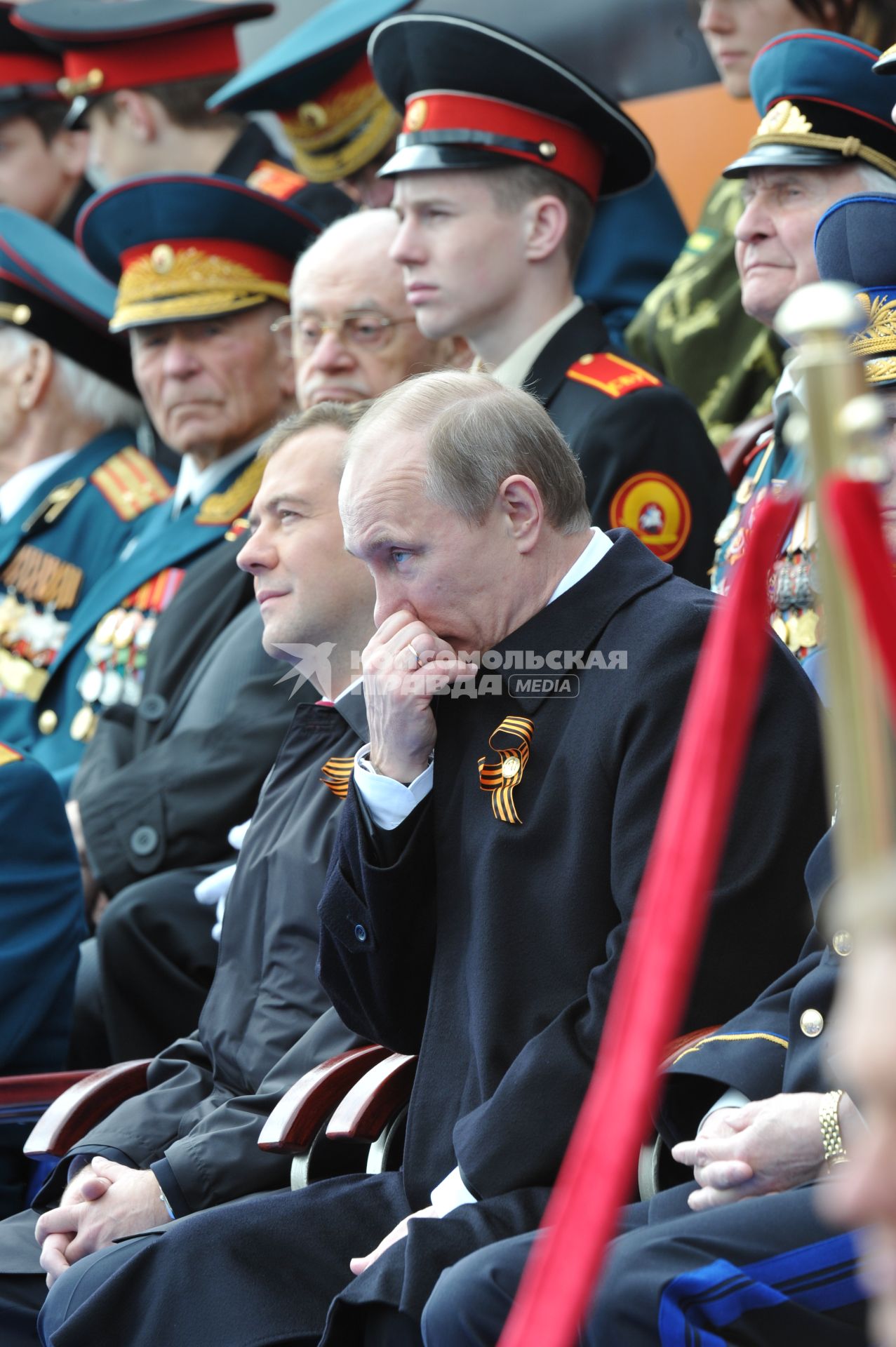 09 мая 2011г. Москва. Красная площадь. Парад, посвященный 66-й годовщине Победы в Великой Отечественной войне. На снимке (слева направо): президент России Дмитрий Медведев и председатель правительства РФ Владимир Путин.