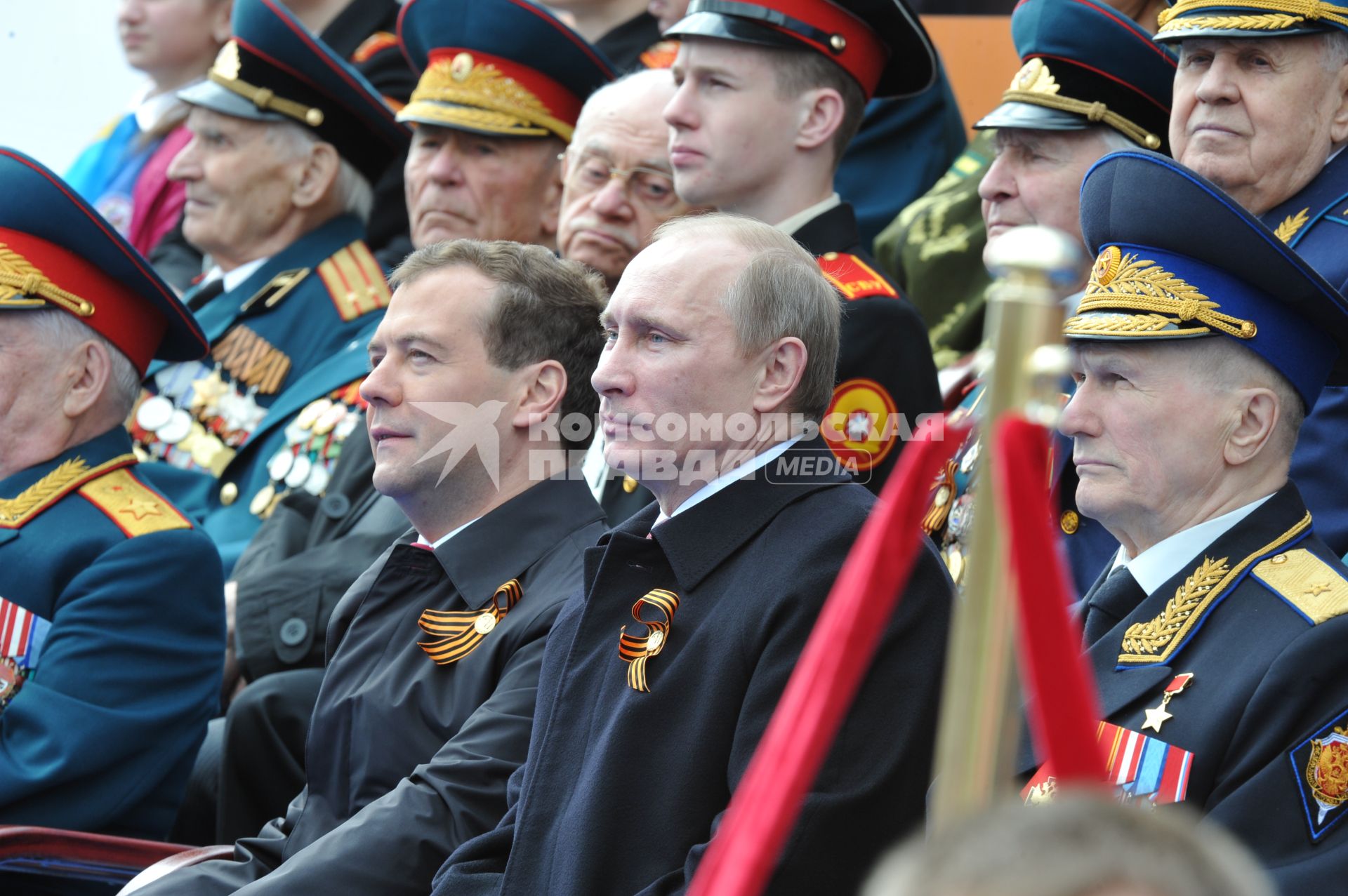 09 мая 2011г. Москва. Красная площадь. Парад, посвященный 66-й годовщине Победы в Великой Отечественной войне. На снимке (слева направо): президент России Дмитрий Медведев и председатель правительства РФ Владимир Путин.