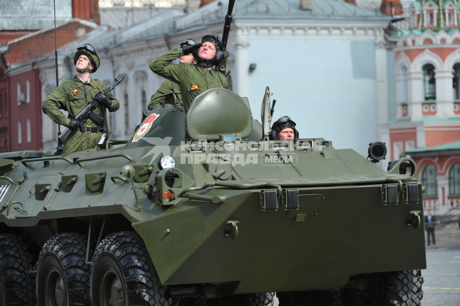 09 мая 2011г. Москва. Красная площадь. Парад, посвященный 66-й годовщине Победы в Великой Отечественной войне. На фото: боевая техника Бронетранспортер БТР-80.