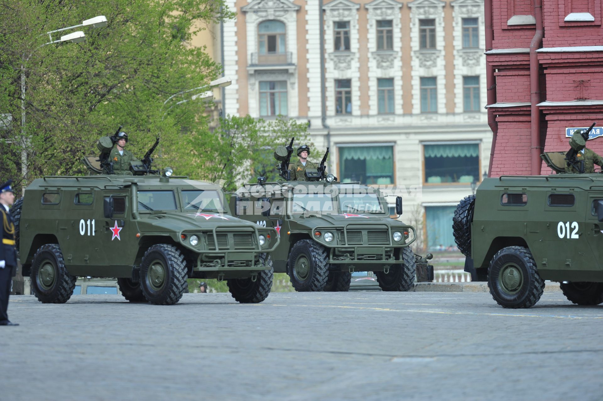 09 мая 2011г. Москва. Красная площадь. Парад, посвященный 66-й годовщине Победы в Великой Отечественной войне. На фото: боевая техника Бронеавтомобиль Тигр.