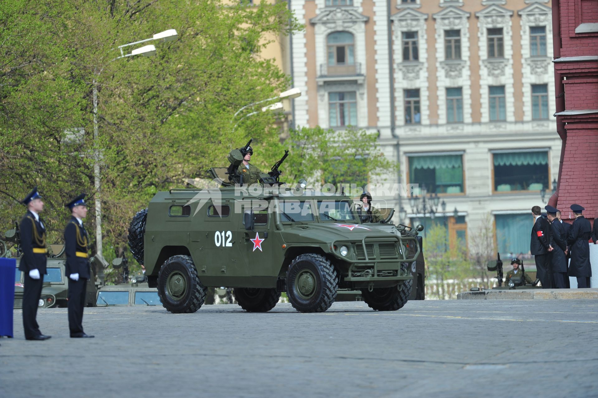 09 мая 2011г. Москва. Красная площадь. Парад, посвященный 66-й годовщине Победы в Великой Отечественной войне. На фото: боевая техника Бронеавтомобиль Тигр.