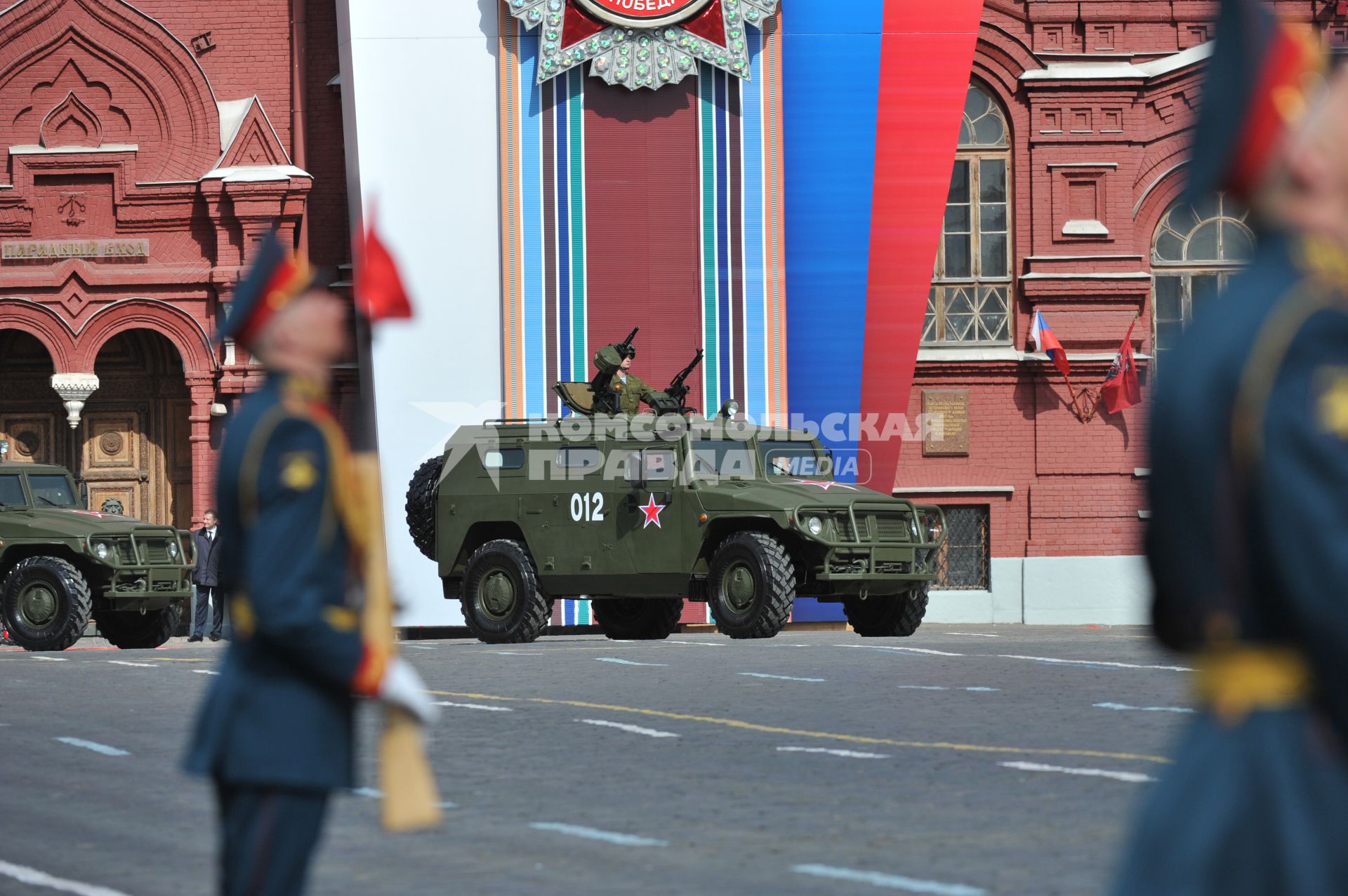 09 мая 2011г. Москва. Красная площадь. Парад, посвященный 66-й годовщине Победы в Великой Отечественной войне. На фото: боевая техника Бронеавтомобиль Тигр.