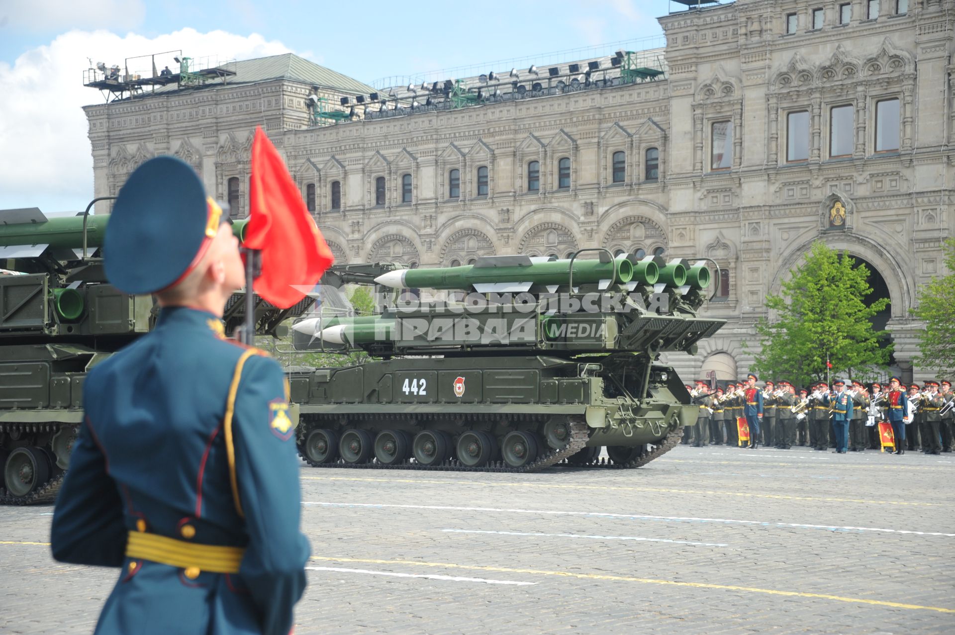 09 мая 2011г. Москва. Красная площадь. Парад, посвященный 66-й годовщине Победы в Великой Отечественной войне. На фото: боевая техника Зенитный ракетный комплекс Бук-М1.