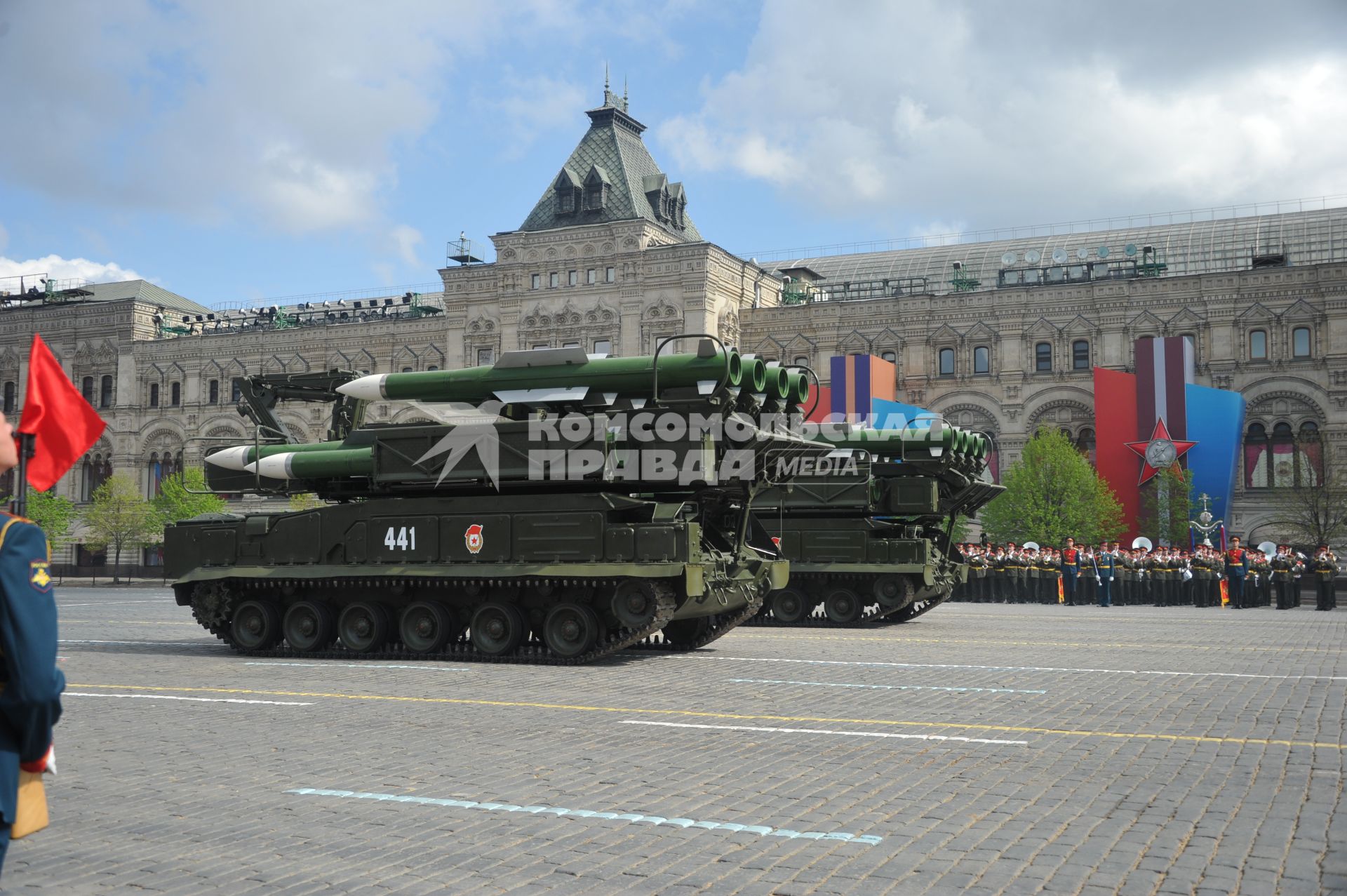 09 мая 2011г. Москва. Красная площадь. Парад, посвященный 66-й годовщине Победы в Великой Отечественной войне. На фото: боевая техника Зенитный ракетный комплекс Бук-М1.