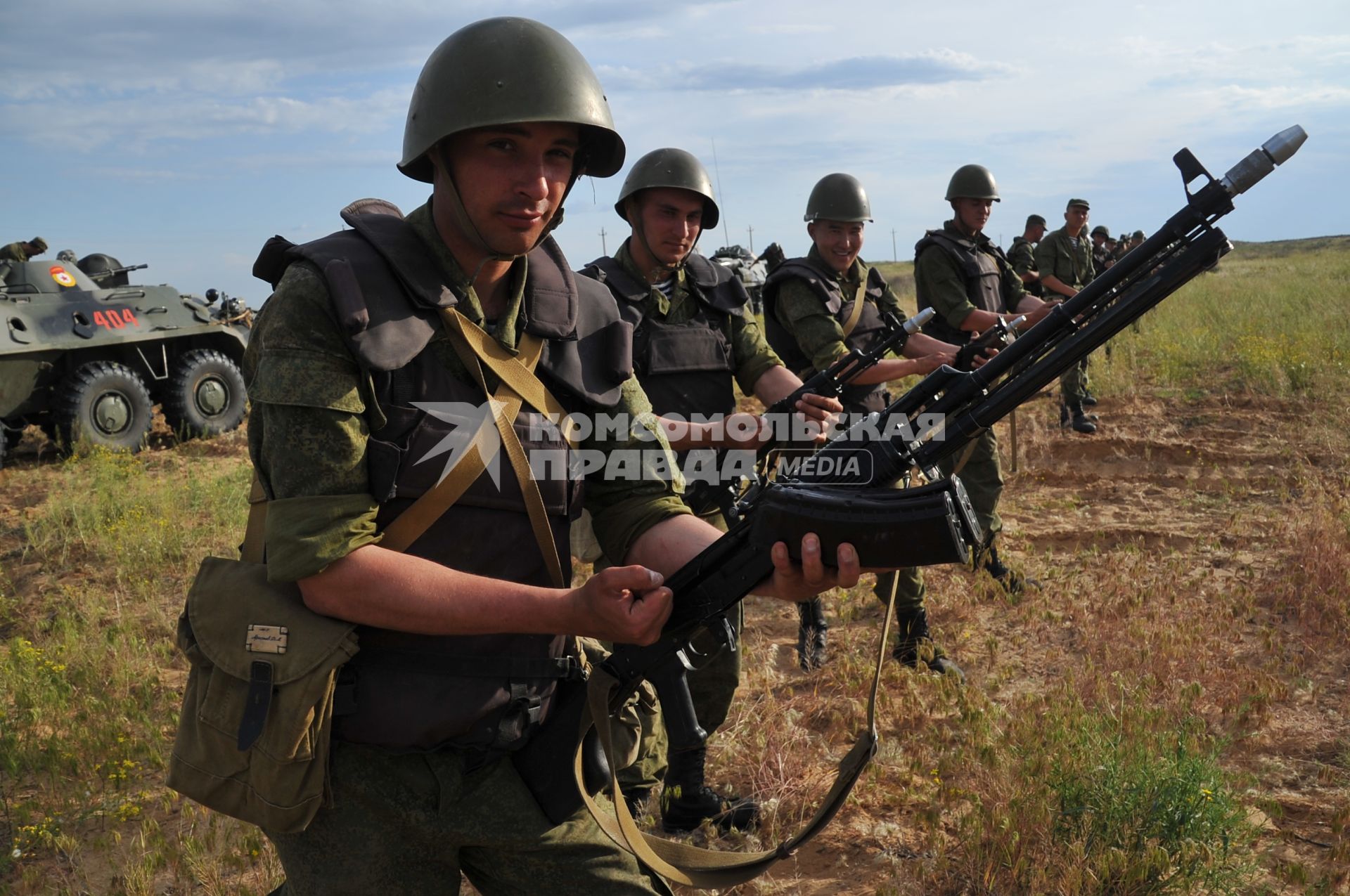 Армия. Учения. Военная подготовка. Стрельба из автомата. полигон.  24 мая 2011 г.