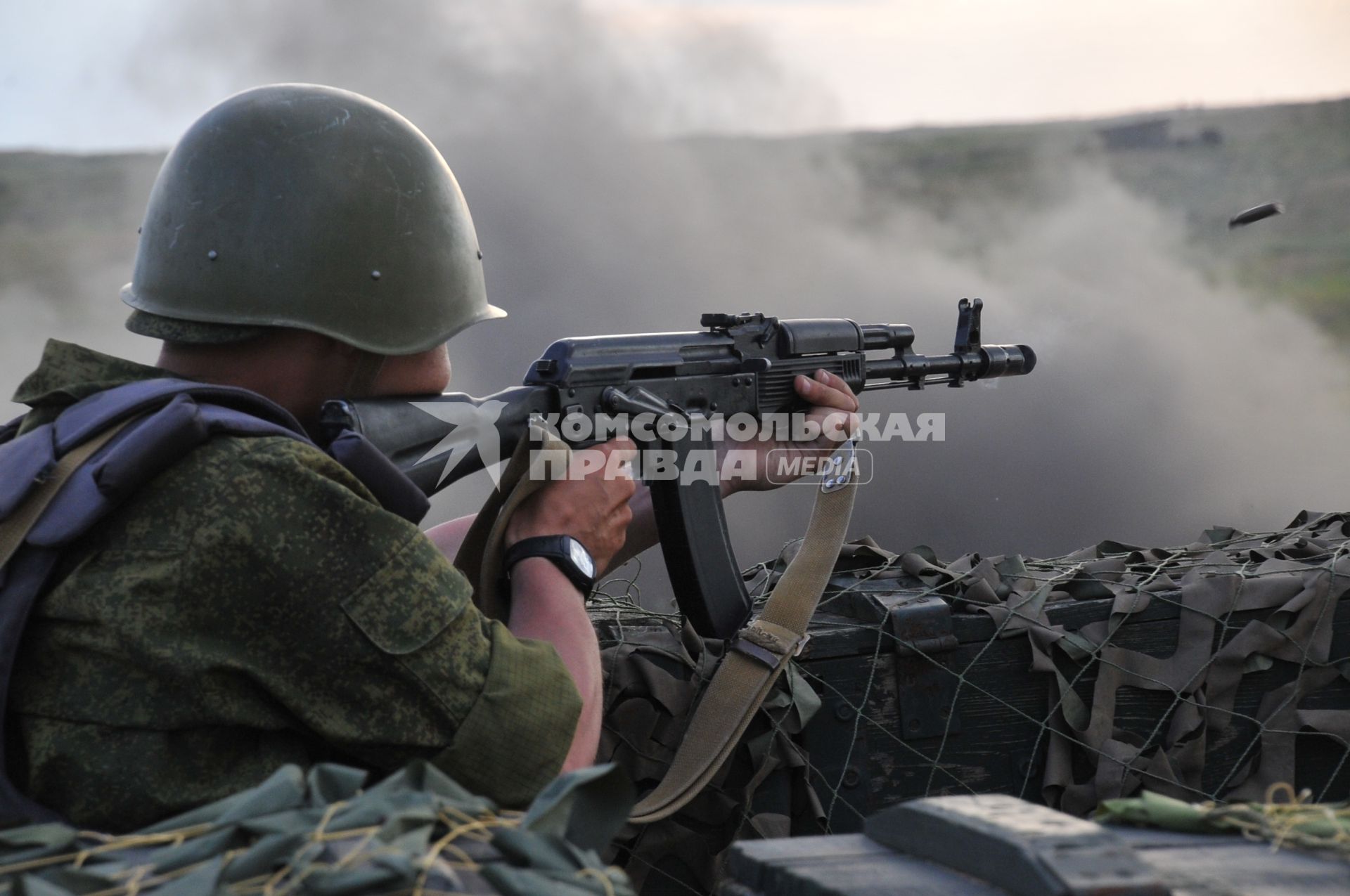 Учения, полигон, Военная подготовка, стрельба из укрытия, автомат, пуля. 24 мая 2011 г.