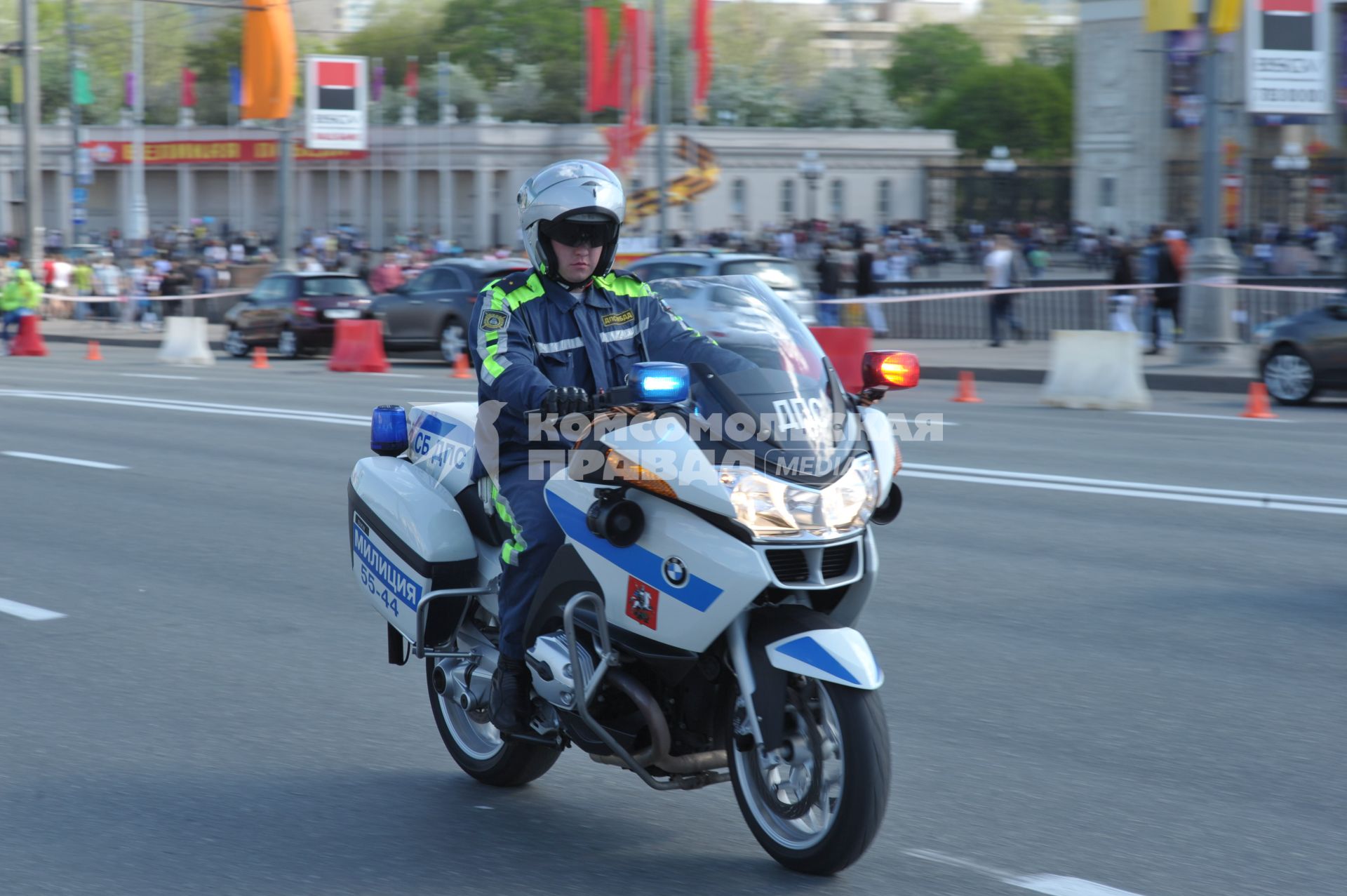 По дороге едет полицейский на мотоцикле, Москва, 9 мая 2011 года