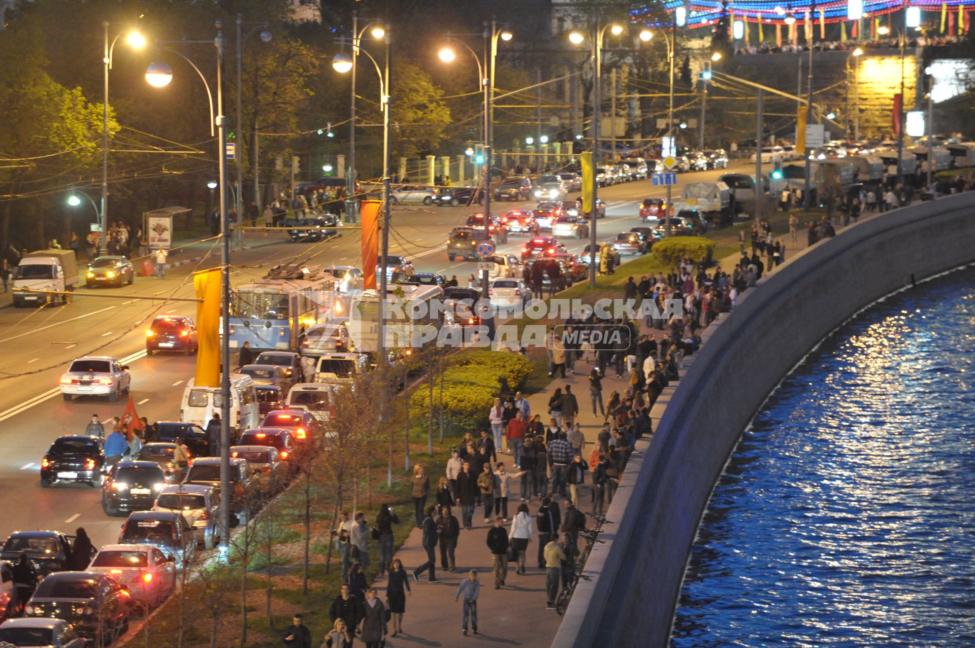 По Набережной вдоль Москвы реки толпами идут люди, Москва, 09 мая 2011 года