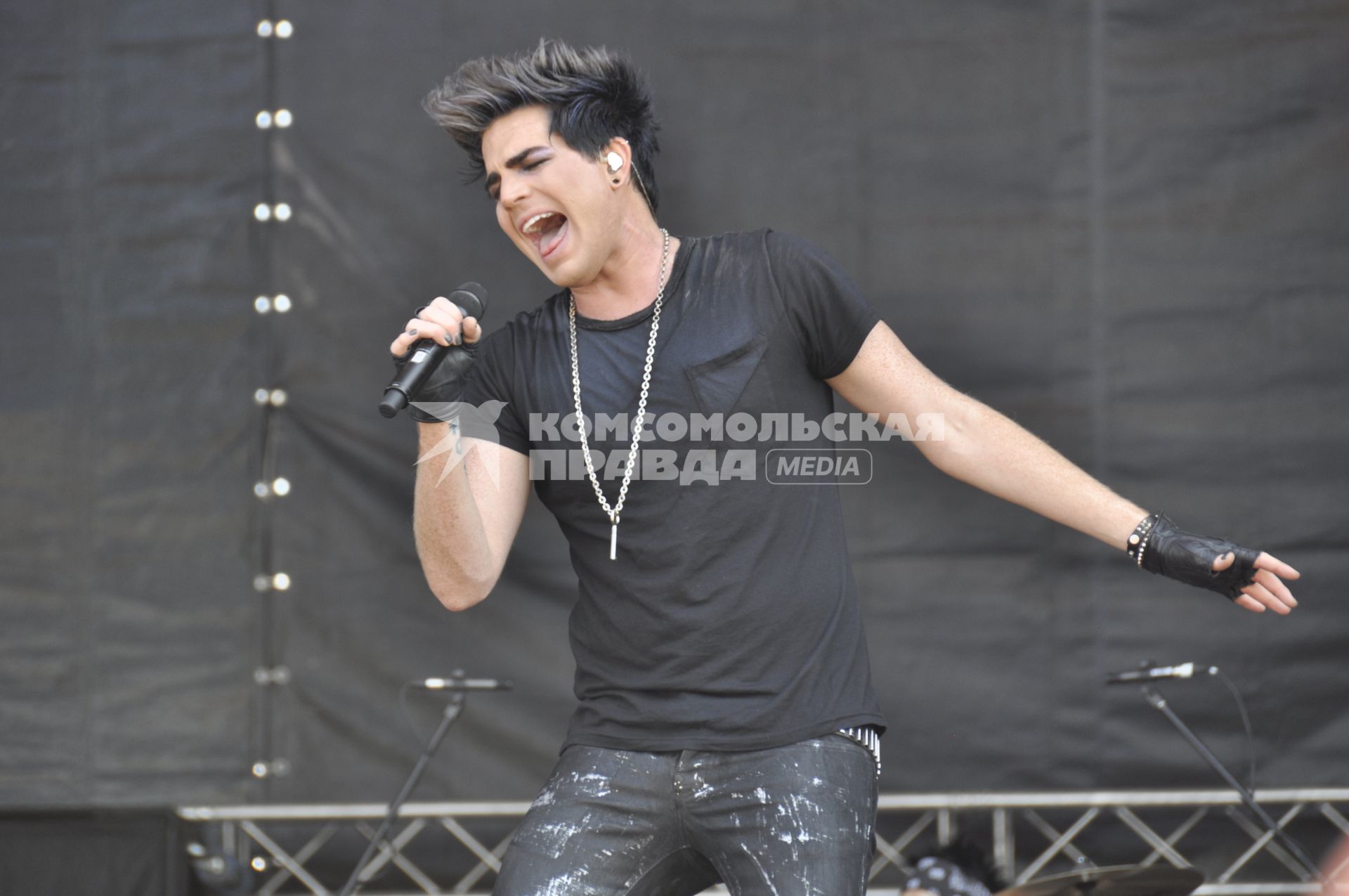 Адам Ламберт. Выступление на фестивале Maxidrom-201. Адам Ламберт (Adam Lambert) - американский певец, поэт-песенник и актер из Сан-Диего, Калифорния . В мае 2009 он стал финалистом восьмого сезона реалити-шоу American Idol. Первый известный поп артист, открыто заявивший о своей гомосексуальности в начале карьеры. 28 мая 2011 г.