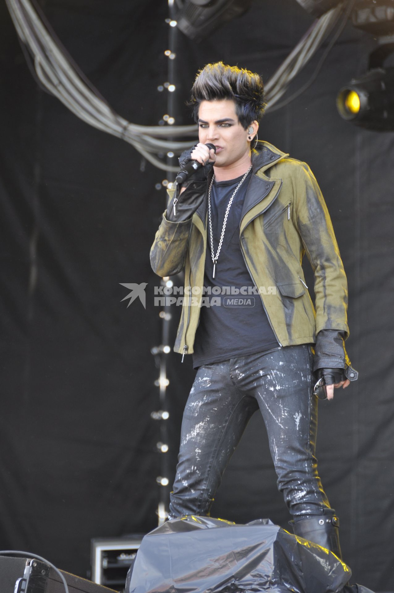 Адам Ламберт. Выступление на фестивале Maxidrom-201. Адам Ламберт (Adam Lambert) - американский певец, поэт-песенник и актер из Сан-Диего, Калифорния . В мае 2009 он стал финалистом восьмого сезона реалити-шоу American Idol. Первый известный поп артист, открыто заявивший о своей гомосексуальности в начале карьеры. 28 мая 2011 г.