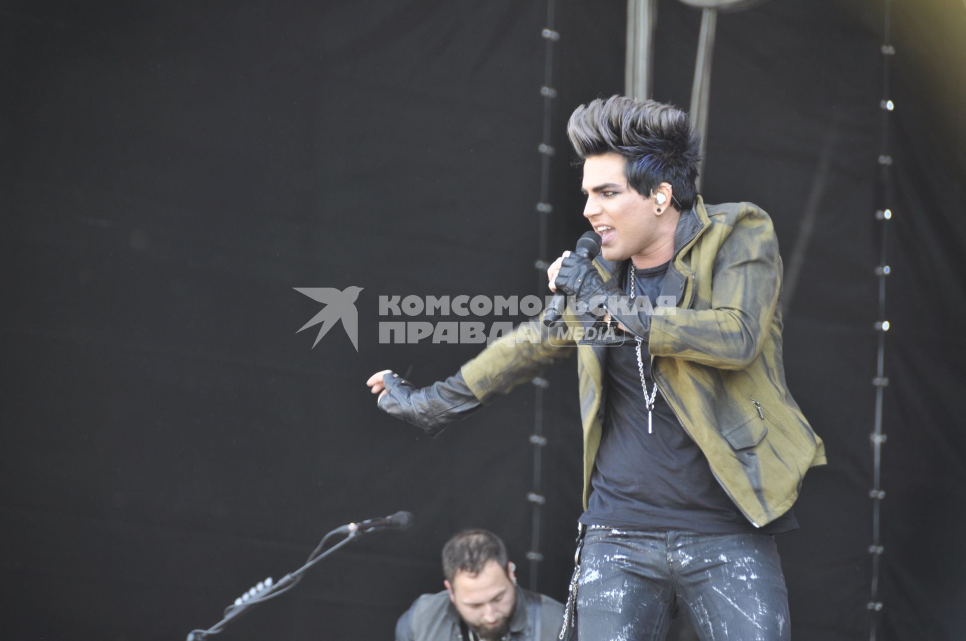 Адам Ламберт. Выступление на фестивале Maxidrom-201. Адам Ламберт (Adam Lambert) - американский певец, поэт-песенник и актер из Сан-Диего, Калифорния . В мае 2009 он стал финалистом восьмого сезона реалити-шоу American Idol. Первый известный поп артист, открыто заявивший о своей гомосексуальности в начале карьеры. 28 мая 2011 г.