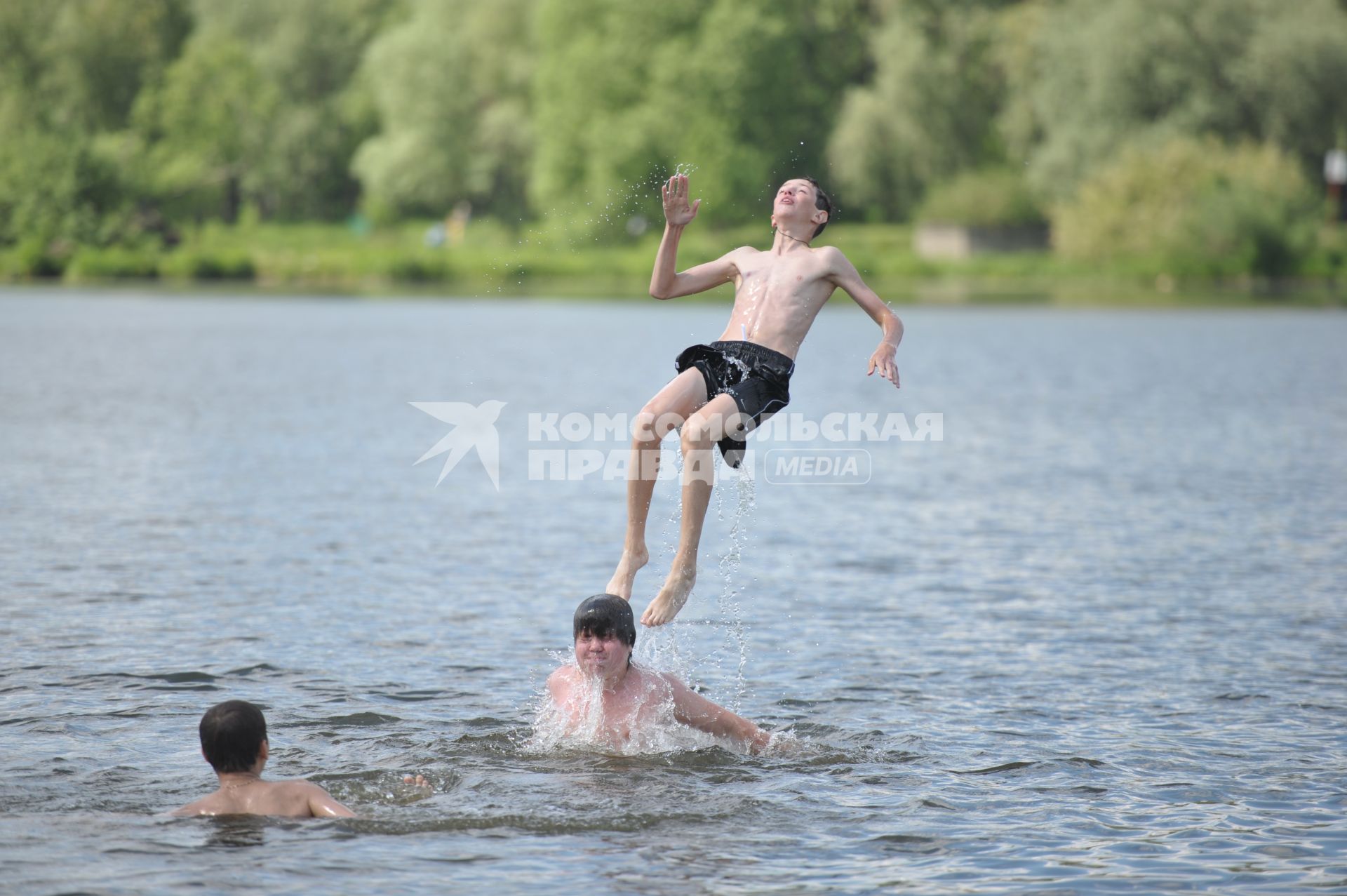 Москвичи отдыхают на пляже в Серебряном бору, Москва, 31 мая 2011 года