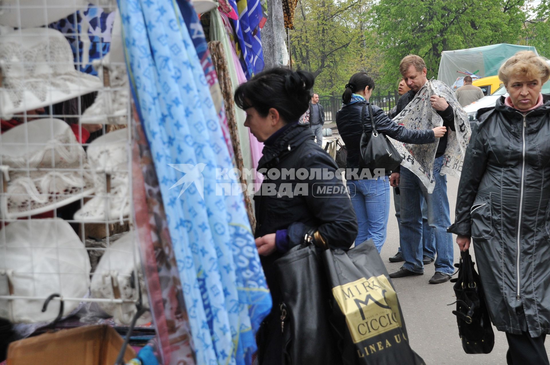 15 мая 2011 г. Москва. Рынок в Лужниках. Торговля. Продавцы. Покупатели.